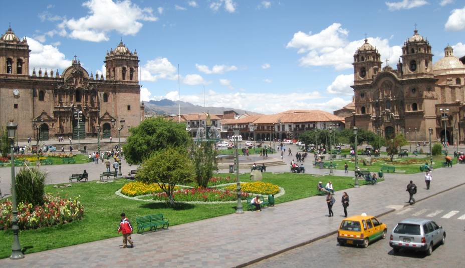 <strong>Plaza de Armas – <a href="https://preprod.viagemeturismo.abril.com.br/cidades/cusco-2/" target="_blank" rel="noopener">Cusco</a> – <a href="https://preprod.viagemeturismo.abril.com.br/paises/peru-3/" target="_blank" rel="noopener">Peru</a></strong> Conhecida entre os incas como lugar de encontro ("Huacaypata", no original inca), a praça é o marco de todo o Centro Histórico muito antes da dominação espanhola. O lugar era considerado um importante setor cerimonial do Império Inca. Ela concentra as construções mais impactantes de Cusco e os principais serviços voltados para o visitante, como casas de câmbio, restaurantes e agências de turismo. Foi ali que o colonizador espanhol Francisco Pizarro declarou a conquista da cidade. Hoje, duas bandeiras ficam hasteadas na praça: a branca e vermelha peruana e a do Tehuantisuyo, colorida com as cores do arco-íris que representam os quatro cantos do império inca <em><a href="https://www.booking.com/searchresults.pt-br.html?aid=332455&sid=d98f25c4d6d5f89238aebe98e11a09ba&sb=1&src=searchresults&src_elem=sb&error_url=https%3A%2F%2Fwww.booking.com%2Fsearchresults.pt-br.html%3Faid%3D332455%3Bsid%3Dd98f25c4d6d5f89238aebe98e11a09ba%3Btmpl%3Dsearchresults%3Bac_click_type%3Db%3Bac_position%3D0%3Bcity%3D-553173%3Bclass_interval%3D1%3Bdest_id%3D-129709%3Bdest_type%3Dcity%3Bdtdisc%3D0%3Bfrom_sf%3D1%3Bgroup_adults%3D2%3Bgroup_children%3D0%3Binac%3D0%3Bindex_postcard%3D0%3Blabel_click%3Dundef%3Bno_rooms%3D1%3Boffset%3D0%3Bpostcard%3D0%3Braw_dest_type%3Dcity%3Broom1%3DA%252CA%3Bsb_price_type%3Dtotal%3Bsearch_selected%3D1%3Bshw_aparth%3D1%3Bslp_r_match%3D0%3Bsrc%3Dsearchresults%3Bsrc_elem%3Dsb%3Bsrpvid%3D3ab77ca2f0e202d4%3Bss%3DSiena%252C%2520Toscana%252C%2520It%25C3%25A1lia%3Bss_all%3D0%3Bss_raw%3Dsiena%3Bssb%3Dempty%3Bsshis%3D0%3Bssne%3DPraga%3Bssne_untouched%3DPraga%26%3B&ss=Cusco%2C+Cusco%2C+Peru&is_ski_area=&ssne=Siena&ssne_untouched=Siena&city=-129709&checkin_year=&checkin_month=&checkout_year=&checkout_month=&group_adults=2&group_children=0&no_rooms=1&from_sf=1&ss_raw=cusco&ac_position=0&ac_langcode=xb&ac_click_type=b&dest_id=-345275&dest_type=city&iata=CUZ&place_id_lat=-13.516704&place_id_lon=-71.978822&search_pageview_id=3ab77ca2f0e202d4&search_selected=true&search_pageview_id=3ab77ca2f0e202d4&ac_suggestion_list_length=5&ac_suggestion_theme_list_length=0" target="_blank" rel="noopener">Busque hospedagem em Cusco</a></em>