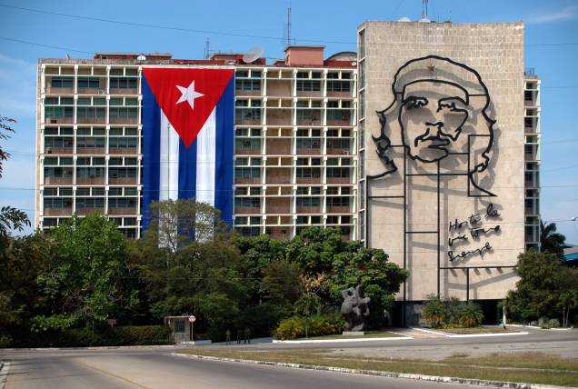 <strong>Plaza de la Revolución –</strong> <a href="https://viajeaqui.abril.com.br/cidades/cuba-havana" target="_blank" rel="noopener"><strong>Havana</strong></a><strong> – <a href="https://preprod.viagemeturismo.abril.com.br/paises/cuba-2/" target="_blank" rel="noopener">Cuba </a></strong> Com 32 mil metros quadrados, é uma das maiores praças do mundo. Com uma área aberta muito grande e poucos monumentos além da torre dedicada a José Martí, sua característica mais notável são as imagens de Che Guevara e Camilo Cienfuegos em relevo escultórico, ambas do artista Enrique Ávila, instaladas nos edifícios do Ministério do Interior e Ministério de Informática e Comunicações, respectivamente. A imagem de Che (foto) é uma estilização da conhecida fotografia do revolucionário, tirada por Alberto Korda <a href="https://www.booking.com/searchresults.pt-br.html?aid=332455&sid=d98f25c4d6d5f89238aebe98e11a09ba&sb=1&src=searchresults&src_elem=sb&error_url=https%3A%2F%2Fwww.booking.com%2Fsearchresults.pt-br.html%3Faid%3D332455%3Bsid%3Dd98f25c4d6d5f89238aebe98e11a09ba%3Btmpl%3Dsearchresults%3Bac_click_type%3Db%3Bac_position%3D0%3Bclass_interval%3D1%3Bdest_id%3D-755070%3Bdest_type%3Dcity%3Bdtdisc%3D0%3Bfrom_sf%3D1%3Bgroup_adults%3D2%3Bgroup_children%3D0%3Biata%3DIST%3Binac%3D0%3Bindex_postcard%3D0%3Blabel_click%3Dundef%3Bno_rooms%3D1%3Boffset%3D0%3Bpostcard%3D0%3Braw_dest_type%3Dcity%3Broom1%3DA%252CA%3Bsb_price_type%3Dtotal%3Bsearch_selected%3D1%3Bshw_aparth%3D1%3Bslp_r_match%3D0%3Bsrc%3Dsearchresults%3Bsrc_elem%3Dsb%3Bsrpvid%3D64547d774647003e%3Bss%3DIstambul%252C%2520Marmara%2520Region%252C%2520Turquia%3Bss_all%3D0%3Bss_raw%3Distambul%3Bssb%3Dempty%3Bsshis%3D0%3Bssne%3DIr%25C3%25A3%3Bssne_untouched%3DIr%25C3%25A3%26%3B&ss=Havana%2C+Ilhas+Caribenhas%2C+Cuba&is_ski_area=&ssne=Istambul&ssne_untouched=Istambul&city=-755070&checkin_year=&checkin_month=&checkout_year=&checkout_month=&group_adults=2&group_children=0&no_rooms=1&from_sf=1&ss_raw=HAVANA&ac_position=0&ac_langcode=xb&ac_click_type=b&dest_id=-1628751&dest_type=city&iata=HAV&place_id_lat=23.135437&place_id_lon=-82.35968&search_pageview_id=64547d774647003e&search_selected=true&search_pageview_id=64547d774647003e&ac_suggestion_list_length=5&ac_suggestion_theme_list_length=0" target="_blank" rel="noopener"><em>Busque hospedagem em Havana</em></a> <strong>Plaza de la Revolución –</strong> <a href="https://viajeaqui.abril.com.br/cidades/cuba-havana" target="_blank" rel="noopener"><strong>Havana</strong></a><strong> – <a href="https://preprod.viagemeturismo.abril.com.br/paises/cuba-2/" target="_blank" rel="noopener">Cuba </a></strong> Com 32 mil metros quadrados, é uma das maiores praças do mundo. Com uma área aberta muito grande e poucos monumentos além da torre dedicada a José Martí, sua característica mais notável são as imagens de Che Guevara e Camilo Cienfuegos em relevo escultórico, ambas do artista Enrique Ávila, instaladas nos edifícios do Ministério do Interior e Ministério de Informática e Comunicações, respectivamente. A imagem de Che (foto) é uma estilização da conhecida fotografia do revolucionário, tirada por Alberto Korda <a href="https://www.booking.com/searchresults.pt-br.html?aid=332455&sid=d98f25c4d6d5f89238aebe98e11a09ba&sb=1&src=searchresults&src_elem=sb&error_url=https%3A%2F%2Fwww.booking.com%2Fsearchresults.pt-br.html%3Faid%3D332455%3Bsid%3Dd98f25c4d6d5f89238aebe98e11a09ba%3Btmpl%3Dsearchresults%3Bac_click_type%3Db%3Bac_position%3D0%3Bclass_interval%3D1%3Bdest_id%3D-755070%3Bdest_type%3Dcity%3Bdtdisc%3D0%3Bfrom_sf%3D1%3Bgroup_adults%3D2%3Bgroup_children%3D0%3Biata%3DIST%3Binac%3D0%3Bindex_postcard%3D0%3Blabel_click%3Dundef%3Bno_rooms%3D1%3Boffset%3D0%3Bpostcard%3D0%3Braw_dest_type%3Dcity%3Broom1%3DA%252CA%3Bsb_price_type%3Dtotal%3Bsearch_selected%3D1%3Bshw_aparth%3D1%3Bslp_r_match%3D0%3Bsrc%3Dsearchresults%3Bsrc_elem%3Dsb%3Bsrpvid%3D64547d774647003e%3Bss%3DIstambul%252C%2520Marmara%2520Region%252C%2520Turquia%3Bss_all%3D0%3Bss_raw%3Distambul%3Bssb%3Dempty%3Bsshis%3D0%3Bssne%3DIr%25C3%25A3%3Bssne_untouched%3DIr%25C3%25A3%26%3B&ss=Havana%2C+Ilhas+Caribenhas%2C+Cuba&is_ski_area=&ssne=Istambul&ssne_untouched=Istambul&city=-755070&checkin_year=&checkin_month=&checkout_year=&checkout_month=&group_adults=2&group_children=0&no_rooms=1&from_sf=1&ss_raw=HAVANA&ac_position=0&ac_langcode=xb&ac_click_type=b&dest_id=-1628751&dest_type=city&iata=HAV&place_id_lat=23.135437&place_id_lon=-82.35968&search_pageview_id=64547d774647003e&search_selected=true&search_pageview_id=64547d774647003e&ac_suggestion_list_length=5&ac_suggestion_theme_list_length=0" target="_blank" rel="noopener"><em>Busque hospedagem em Havana</em></a>