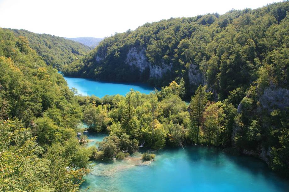 <strong>Parque Nacional dos Lagos de Plitvice, Croácia</strong> Este popular parque fica 140 km ao sul de Zagreb, a capital da Croácia. <a href="https://www.booking.com/searchresults.pt-br.html?aid=332455&lang=pt-br&sid=eedbe6de09e709d664615ac6f1b39a5d&sb=1&src=index&src_elem=sb&error_url=https%3A%2F%2Fwww.booking.com%2Findex.pt-br.html%3Faid%3D332455%3Bsid%3Deedbe6de09e709d664615ac6f1b39a5d%3Bsb_price_type%3Dtotal%26%3B&ss=Cro%C3%A1cia+&ssne=Ilhabela&ssne_untouched=Ilhabela&checkin_monthday=&checkin_month=&checkin_year=&checkout_monthday=&checkout_month=&checkout_year=&no_rooms=1&group_adults=2&group_children=0&from_sf=1&ss_raw=Plitvice%2C+Cro%C3%A1cia+&dest_id=&dest_type=&search_pageview_id=baa36f873c990089&search_selected=false" target="_blank" rel="noopener"><em>Busque hospedagens na Croácia no Booking.</em></a>