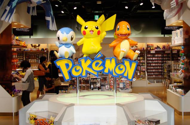 <strong>Pokémon Center</strong> Assim como nos jogos, em Tóquio também existem os Pokémons Centers! São lojas especializadas para os “poke fãs”. Em Tóquio há duas unidades e espalhadas pelo Japão existem mais 6 lojas. Os centros têm tudo o que possa existir na face da terra em relação a Pokémon: games, brinquedos, pelúcias e bonecos do Pikachu (e dos outros Pokémons também);figurinhas, acessórios personalizados (mouse, canetas, bijuterias, pijamas, pantufas...), chocolates e cookies e finalmente as Pokebolas. Além da inifinidade de opções de compras, também ficam espalhados pela loja joguinhos bem legais sobre Pokémons. <em>Shiodome Shibarikyu Building 2F 1-2-3 Kaigan, Minato-ku, Tóquio</em> <strong>Pokémon Center</strong> Assim como nos jogos, em Tóquio também existem os Pokémons Centers! São lojas especializadas para os “poke fãs”. Em Tóquio há duas unidades e espalhadas pelo Japão existem mais 6 lojas. Os centros têm tudo o que possa existir na face da terra em relação a Pokémon: games, brinquedos, pelúcias e bonecos do Pikachu (e dos outros Pokémons também);figurinhas, acessórios personalizados (mouse, canetas, bijuterias, pijamas, pantufas...), chocolates e cookies e finalmente as Pokebolas. Além da inifinidade de opções de compras, também ficam espalhados pela loja joguinhos bem legais sobre Pokémons. <em>Shiodome Shibarikyu Building 2F 1-2-3 Kaigan, Minato-ku, Tóquio</em>