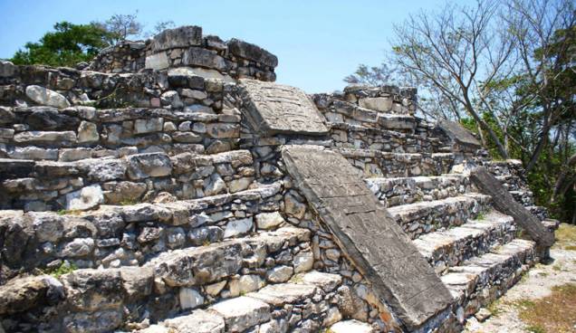 <strong>Pomoná</strong><br />De seus seis conjuntos arquitetônicos, apenas um foi explorado. Está composto por 13 edifícios em torno de uma praça retangular. Os visitantes podem subir até o topo da pirâmide para ter uma vista privilegiada de Pomoná, ou Pakbul, nome dado à cidade de acordo com os hieroglifos encontrados no local <strong>Pomoná</strong><br />De seus seis conjuntos arquitetônicos, apenas um foi explorado. Está composto por 13 edifícios em torno de uma praça retangular. Os visitantes podem subir até o topo da pirâmide para ter uma vista privilegiada de Pomoná, ou Pakbul, nome dado à cidade de acordo com os hieroglifos encontrados no local