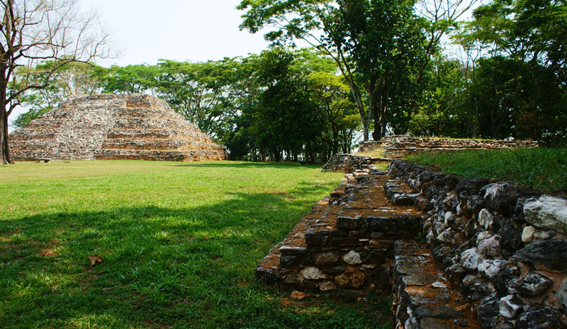 <strong>Pomoná</strong><br />A localização geográfica do sítio arqueológico, na faixa de convergência entre serra e planície, faz dele uma peça-chave para os estudos sobre a capacidade de adaptação dos maias ao meio ambiente e, em decorrência disso, também sobre o desenvolvimento social proporcionado por seus governantes