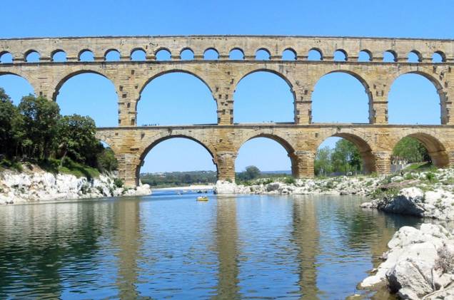 A Pont du Gard, um pedaço de um antigo aqueduto romano perto de Avignon. Perfeitinho para um piquenique A Pont du Gard, um pedaço de um antigo aqueduto romano perto de Avignon. Perfeitinho para um piquenique