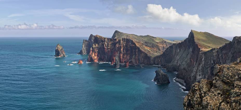 De Lisboa é apenas uma hora e meia de voo. Quando surge um conjunto de montanhas negras com florestas verdejantes no meio do mar, imagem que mais parece uma miragem, é hora de apertar os cintos. Bem-vindo à Madeira, a principal ilha de um arquipélago que ainda tem a vizinha Porto Santo e as inabitadas Desertas e Selvagens