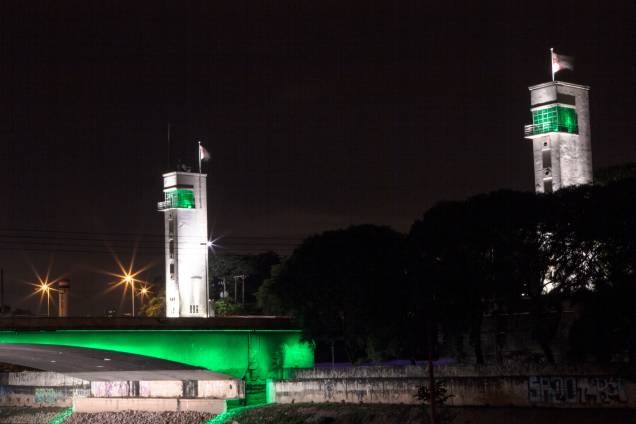 <strong>São Paulo (SP) — Ponte das Bandeiras</strong>A ponte que cruza o famoso rio Tietê foi iluminada também no ano passado <strong>São Paulo (SP) — Ponte das Bandeiras</strong>A ponte que cruza o famoso rio Tietê foi iluminada também no ano passado