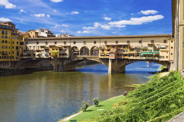 <strong>Itália – 8 noites – US$ 2 349</strong><br /><br />Durante essa viagem pela <a href="https://viajeaqui.abril.com.br/paises/italia" rel="Itália">Itália</a>, você conhece <a href="https://viajeaqui.abril.com.br/cidades/italia-milao" rel="Mião">Mião</a>, <a href="https://viajeaqui.abril.com.br/cidades/italia-verona" rel="Verona">Verona</a>, <a href="https://viajeaqui.abril.com.br/cidades/italia-veneza" rel="Veneza">Veneza</a>, <a href="https://viajeaqui.abril.com.br/cidades/italia-padua" rel="Pádua">Pádua</a>, <a href="https://viajeaqui.abril.com.br/cidades/italia-pisa" rel="Pisa">Pisa</a>, <a href="https://viajeaqui.abril.com.br/cidades/italia-florenca-firenze" rel="Florença">Florença</a>, <a href="https://viajeaqui.abril.com.br/cidades/italia-siena" rel="Siena">Siena</a>, <a href="https://viajeaqui.abril.com.br/cidades/italia-assis" rel="Assis">Assis</a> e <a href="https://viajeaqui.abril.com.br/cidades/italia-roma" rel="Roma">Roma</a>. O pacote inclui passagem aérea, traslados de chegada e saída, hospedagem em apartamento duplo, café da manhã e duas refeições sem bebidas, acompanhamento de guia em espanhol e cartão assistência. <br /><br /><strong>Quando: </strong>saídas de 1º de abril a 12 de julho<br /><strong>Pagamento:</strong> 30% de entrada e saldo em até 9 vezes nos cartões<br /><strong>Quem leva:</strong> a <strong>Flot</strong> (11/4504-4544, <a href="https://www.flot.com.br" rel="www.flot.com.br" target="_blank">www.flot.com.br</a>) <strong>Itália – 8 noites – US$ 2 349</strong><br /><br />Durante essa viagem pela <a href="https://viajeaqui.abril.com.br/paises/italia" rel="Itália">Itália</a>, você conhece <a href="https://viajeaqui.abril.com.br/cidades/italia-milao" rel="Mião">Mião</a>, <a href="https://viajeaqui.abril.com.br/cidades/italia-verona" rel="Verona">Verona</a>, <a href="https://viajeaqui.abril.com.br/cidades/italia-veneza" rel="Veneza">Veneza</a>, <a href="https://viajeaqui.abril.com.br/cidades/italia-padua" rel="Pádua">Pádua</a>, <a href="https://viajeaqui.abril.com.br/cidades/italia-pisa" rel="Pisa">Pisa</a>, <a href="https://viajeaqui.abril.com.br/cidades/italia-florenca-firenze" rel="Florença">Florença</a>, <a href="https://viajeaqui.abril.com.br/cidades/italia-siena" rel="Siena">Siena</a>, <a href="https://viajeaqui.abril.com.br/cidades/italia-assis" rel="Assis">Assis</a> e <a href="https://viajeaqui.abril.com.br/cidades/italia-roma" rel="Roma">Roma</a>. O pacote inclui passagem aérea, traslados de chegada e saída, hospedagem em apartamento duplo, café da manhã e duas refeições sem bebidas, acompanhamento de guia em espanhol e cartão assistência. <br /><br /><strong>Quando: </strong>saídas de 1º de abril a 12 de julho<br /><strong>Pagamento:</strong> 30% de entrada e saldo em até 9 vezes nos cartões<br /><strong>Quem leva:</strong> a <strong>Flot</strong> (11/4504-4544, <a href="https://www.flot.com.br" rel="www.flot.com.br" target="_blank">www.flot.com.br</a>)