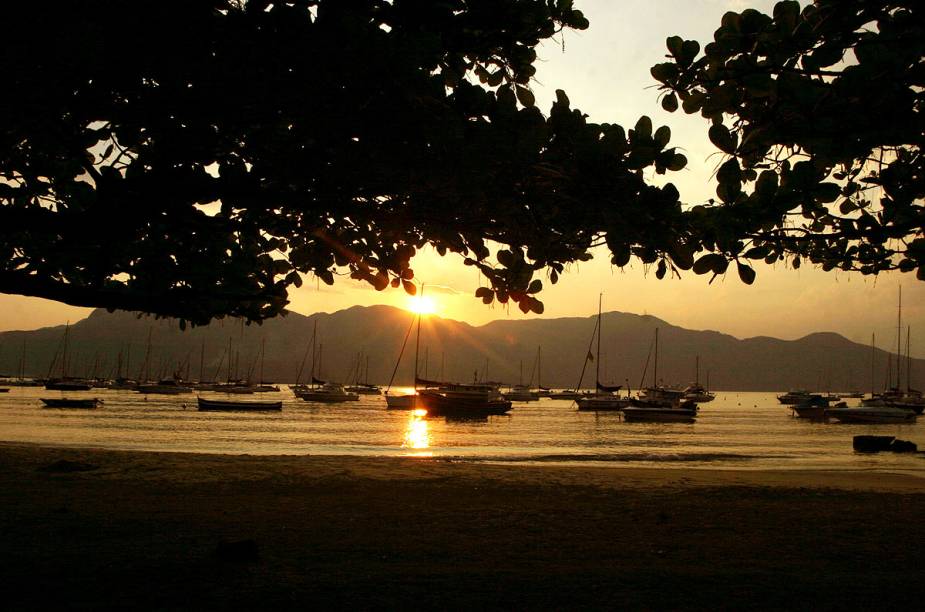 Pôr do sol na praia do Saco da Capela