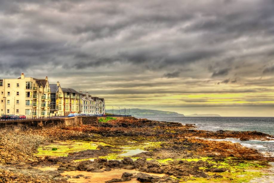 A pequena cidade de Portstewart é composta por belas paisagens. Suas praias, aliás, são compostas por grandes faixas de areia e extremamente populares entre famílias e surfistas