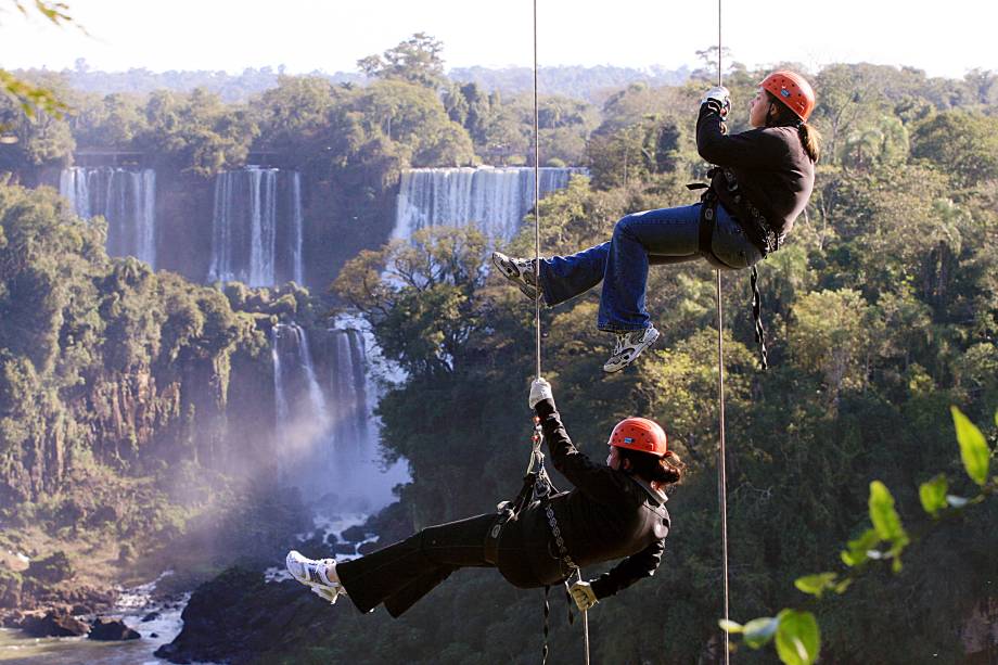 O <strong>Parque Nacional do Iguaçu</strong>, em <a href="https://viajeaqui.abril.com.br/cidades/br-pr-foz-do-iguacu" rel="Foz do Iguaçu" target="_self">Foz do Iguaçu</a>, <a href="https://viajeaqui.abril.com.br/estados/br-parana" rel="Paraná" target="_self">Paraná</a>, vai além da beleza cênica das Cataratas. No centro de esportes de aventura é possível praticar rapel, rafting e arvorismo.