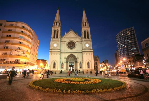 A Catedral Basílica Menor de Nossa Senhora da Luz de Curitiba, localizada na Praça Tirasdentes, abriga a imagem de Nossa Senhora da Luz dos Pinhais, a Padroeira da cidade A Catedral Basílica Menor de Nossa Senhora da Luz de Curitiba, localizada na Praça Tirasdentes, abriga a imagem de Nossa Senhora da Luz dos Pinhais, a Padroeira da cidade