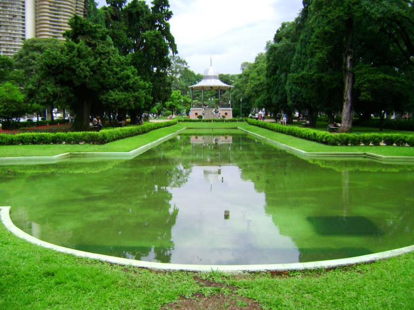 <strong><a href="https://viajeaqui.abril.com.br/estabelecimentos/br-mg-belo-horizonte-atracao-praca-da-liberdade" rel="Praça da Liberdade" target="_self">Praça da Liberdade</a></strong>                Cercada por belos edifícios e atrações culturais, a Praça da Liberdade é a síntese de todo o planejamento da capital mineira. Ao contrário de <a href="https://viajeaqui.abril.com.br/cidades/br-mg-ouro-preto" rel="Ouro Preto" target="_self">Ouro Preto</a>, a cidade foi totalmente pensada por seus fundadores e tinha por intuito fazer jus ao conceito de "Capital da Liberdade" - uma alusão à filosofia de que é a República que traz a liberdade ao povo. Não à toa, a cidade é um ponto importante da política do estado