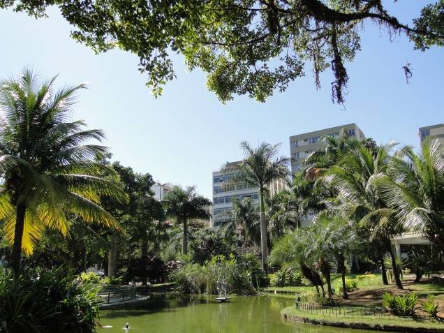 <strong>5. PRAÇA NOSSA SENHORA DA PAZ</strong> (350 metros) Espaço arborizado com laguinho e área de lazer, ideal para descansar. <em>Endereço: Rua Visconde de Pirajá, 339, Ipanema</em> <strong>5. PRAÇA NOSSA SENHORA DA PAZ</strong> (350 metros) Espaço arborizado com laguinho e área de lazer, ideal para descansar. <em>Endereço: Rua Visconde de Pirajá, 339, Ipanema</em>