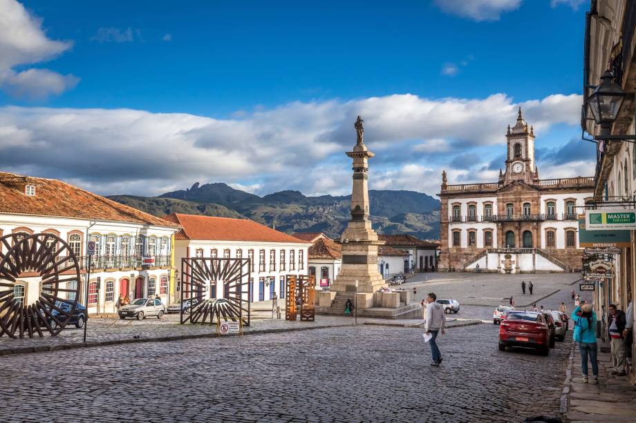 <strong>Centro Histórico de Ouro Preto, Minas Gerais</strong> Foi aqui, na antiga Vila Rica, que o episódio da Inconfidência Mineira, uma conspiração fracassada de independência da Coroa Portuguesa, aconteceu. Ouro Preto, erguida no século 17, foi tombada em 1980. Seu bom estado de preservação conta histórias do período da ascenção da exploração do ouro no estado. E as esculturas barrocas de Aleijadinho, o maior artista do Brasil colonial, combinadas com as  pinturas de Manuel da Costa Athaide, dão à cidade uma importância artística que só poderia resultar em seu tombamento pela Unesco.  <a href="https://www.booking.com/searchresults.pt-br.html?aid=332455&lang=pt-br&sid=eedbe6de09e709d664615ac6f1b39a5d&sb=1&src=index&src_elem=sb&error_url=https%3A%2F%2Fwww.booking.com%2Findex.pt-br.html%3Faid%3D332455%3Bsid%3Deedbe6de09e709d664615ac6f1b39a5d%3Bsb_price_type%3Dtotal%26%3B&ss=Ouro+Preto%2C+%E2%80%8BMinas+Gerais%2C+%E2%80%8BBrasil&checkin_monthday=&checkin_month=&checkin_year=&checkout_monthday=&checkout_month=&checkout_year=&no_rooms=1&group_adults=2&group_children=0&from_sf=1&ss_raw=Ouro+Preto&ac_position=0&ac_langcode=xb&dest_id=-658339&dest_type=city&search_pageview_id=fe3f8361a85105ea&search_selected=true&search_pageview_id=fe3f8361a85105ea&ac_suggestion_list_length=5&ac_suggestion_theme_list_length=0&district_sel=0&airport_sel=0&landmark_sel=0" target="_blank" rel="noopener"><em>Busque hospedagens em Ouro Preto</em></a>