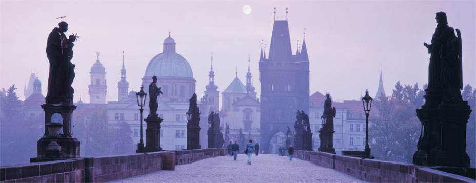 A famosa Ponte Carlos, sobre o Rio Vlatva, em Praga, com a Cidade Velha ao fundo