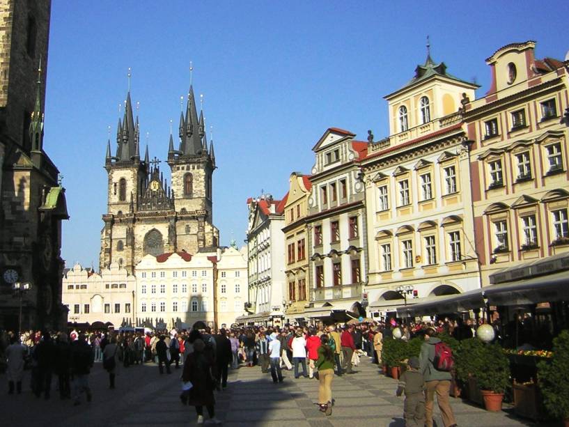 <strong>Praça da Cidade Velha (Staroměstské náměstí) – <a href="https://preprod.viagemeturismo.abril.com.br/cidades/praga-8/" target="_blank" rel="noopener">Praga</a> – <a href="https://preprod.viagemeturismo.abril.com.br/paises/republica-tcheca/" target="_blank" rel="noopener">República Tcheca</a></strong> Dominando o centro velho, a Staromestké Nám, como é conhecida pelos locais, é a mais famosa praça de Praga, dominada pelas torres góticas da igreja de Nossa Senhora de Týn e pela barroca Igreja de São Nicolas. É um grande espaço recheado por artistas de rua, lojas de suvenir, restaurantes e turistas de todas as idades, que se concentram de hora em hora para fotografar o Relógio Astronômico da Antiga Prefeitura e sua procissão de bonecos que anunciam a chegada de uma nova hora. O relógio fica na mesma torre onde foram gravadas cenas antológicas do filme “Um Dia, Um Gato”, clássico checo de 1963. Sugerimos ver a vida passar em um dos muitos bares da praça. As bebidas são mais caras aqui, mas é o preço para ter uma vista tão agradável <em><a href="https://www.booking.com/searchresults.pt-br.html?aid=332455&sid=d98f25c4d6d5f89238aebe98e11a09ba&sb=1&src=searchresults&src_elem=sb&error_url=https%3A%2F%2Fwww.booking.com%2Fsearchresults.pt-br.html%3Faid%3D332455%3Bsid%3Dd98f25c4d6d5f89238aebe98e11a09ba%3Btmpl%3Dsearchresults%3Bac_click_type%3Db%3Bac_position%3D0%3Bcity%3D-631243%3Bclass_interval%3D1%3Bdest_id%3D-1658079%3Bdest_type%3Dcity%3Bdtdisc%3D0%3Bfrom_sf%3D1%3Bgroup_adults%3D2%3Bgroup_children%3D0%3Biata%3DMEX%3Binac%3D0%3Bindex_postcard%3D0%3Blabel_click%3Dundef%3Bno_rooms%3D1%3Boffset%3D0%3Bpostcard%3D0%3Braw_dest_type%3Dcity%3Broom1%3DA%252CA%3Bsb_price_type%3Dtotal%3Bsearch_selected%3D1%3Bshw_aparth%3D1%3Bslp_r_match%3D0%3Bsrc%3Dsearchresults%3Bsrc_elem%3Dsb%3Bsrpvid%3D773e7c0923780163%3Bss%3DCidade%2520do%2520M%25C3%25A9xico%252C%2520Regi%25C3%25A3o%2520da%2520Cidade%2520do%2520M%25C3%25A9xico%252C%2520M%25C3%25A9xico%3Bss_all%3D0%3Bss_raw%3Dcidade%2520do%2520m%25C3%25A9xico%3Bssb%3Dempty%3Bsshis%3D0%3Bssne%3DBras%25C3%25ADlia%3Bssne_untouched%3DBras%25C3%25ADlia%26%3B&ss=Praga%2C+Rep%C3%BAblica+Tcheca&is_ski_area=&ssne=Cidade+do+M%C3%A9xico&ssne_untouched=Cidade+do+M%C3%A9xico&city=-1658079&checkin_year=&checkin_month=&checkout_year=&checkout_month=&group_adults=2&group_children=0&no_rooms=1&from_sf=1&ss_raw=praga&ac_position=0&ac_langcode=xb&ac_click_type=b&dest_id=-553173&dest_type=city&iata=PRG&place_id_lat=50.08773&place_id_lon=14.421133&search_pageview_id=773e7c0923780163&search_selected=true&search_pageview_id=773e7c0923780163&ac_suggestion_list_length=5&ac_suggestion_theme_list_length=0" target="_blank" rel="noopener">Busque hospedagem em Praga</a> </em>