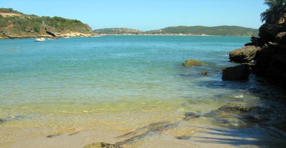 <strong><a href="https://www.booking.com/searchresults.pt-br.html?aid=332455&sid=605c56653290b80351df808102ac423d&sb=1&src=index&src_elem=sb&error_url=https%3A%2F%2Fwww.booking.com%2Findex.pt-br.html%3Faid%3D332455%3Bsid%3D605c56653290b80351df808102ac423d%3Bsb_price_type%3Dtotal%26%3B&ss=B%C3%BAzios%2C+Estado+do+Rio+de+Janeiro%2C+Brasil&checkin_monthday=&checkin_month=&checkin_year=&checkout_monthday=&checkout_month=&checkout_year=&no_rooms=1&group_adults=2&group_children=0&b_h4u_keep_filters=&from_sf=1&ss_raw=B%C3%BAzios&ac_position=0&ac_langcode=xb&dest_id=-626254&dest_type=city&place_id_lat=-22.755422&place_id_lon=-41.887682&search_pageview_id=af308f3da292006d&search_selected=true&search_pageview_id=af308f3da292006d&ac_suggestion_list_length=5&ac_suggestion_theme_list_length=0" target="_blank" rel="noopener">Búzios</a> </strong><strong>—</strong><strong> </strong><strong>Praia Azedinha</strong> A rica vegetação da Mata Atlântica que cerca a praia é um dos grandes atrativos. As águas tranquilas e cristalinas são convidativas para um mergulho. Para acessar a região, o turista precisa percorrer a calçada localizada no costão direito da Praia Azeda <strong><a href="https://www.booking.com/searchresults.pt-br.html?aid=332455&sid=605c56653290b80351df808102ac423d&sb=1&src=index&src_elem=sb&error_url=https%3A%2F%2Fwww.booking.com%2Findex.pt-br.html%3Faid%3D332455%3Bsid%3D605c56653290b80351df808102ac423d%3Bsb_price_type%3Dtotal%26%3B&ss=B%C3%BAzios%2C+Estado+do+Rio+de+Janeiro%2C+Brasil&checkin_monthday=&checkin_month=&checkin_year=&checkout_monthday=&checkout_month=&checkout_year=&no_rooms=1&group_adults=2&group_children=0&b_h4u_keep_filters=&from_sf=1&ss_raw=B%C3%BAzios&ac_position=0&ac_langcode=xb&dest_id=-626254&dest_type=city&place_id_lat=-22.755422&place_id_lon=-41.887682&search_pageview_id=af308f3da292006d&search_selected=true&search_pageview_id=af308f3da292006d&ac_suggestion_list_length=5&ac_suggestion_theme_list_length=0" target="_blank" rel="noopener">Búzios</a> </strong><strong>—</strong><strong> </strong><strong>Praia Azedinha</strong> A rica vegetação da Mata Atlântica que cerca a praia é um dos grandes atrativos. As águas tranquilas e cristalinas são convidativas para um mergulho. Para acessar a região, o turista precisa percorrer a calçada localizada no costão direito da Praia Azeda