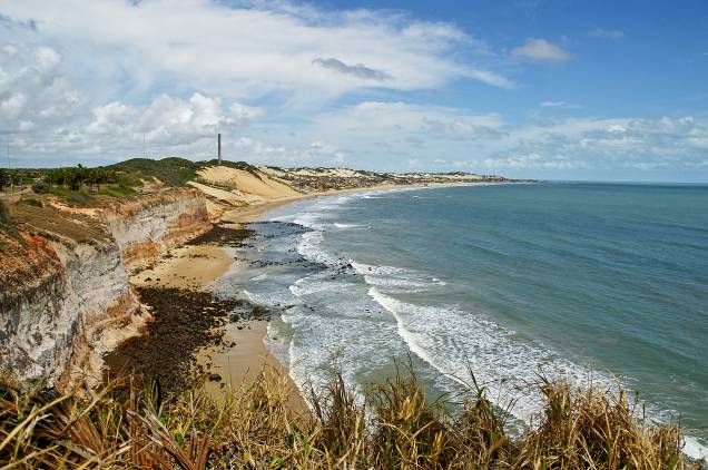 <strong><a href="https://viajeaqui.abril.com.br/estabelecimentos/br-rn-natal-atracao-praia-barra-de-tabatinga" target="_self">Praia Barra de Tabatinga</a>, <a href="https://viajeaqui.abril.com.br/cidades/br-rn-natal" target="_self">Natal</a> </strong> Essa é a praia mais jovial da cidade: a atmosfera local atrai muitos surfistas e jovens endinheirados. Aqui, há uma longa barreira de corais ao longo da orla. Outro ponto forte é o Mirante dos Golfinhos, onde é possível avistar os animais e a forte arrebentação <em><a href="https://www.booking.com/city/br/natal.pt-br.html?aid=332455&label=viagemabril-praias-do-rio-grande-do-norte" target="_blank" rel="noopener">Veja preços de hotéis em Natal no Booking.com</a></em> <strong><a href="https://viajeaqui.abril.com.br/estabelecimentos/br-rn-natal-atracao-praia-barra-de-tabatinga" target="_self">Praia Barra de Tabatinga</a>, <a href="https://viajeaqui.abril.com.br/cidades/br-rn-natal" target="_self">Natal</a> </strong> Essa é a praia mais jovial da cidade: a atmosfera local atrai muitos surfistas e jovens endinheirados. Aqui, há uma longa barreira de corais ao longo da orla. Outro ponto forte é o Mirante dos Golfinhos, onde é possível avistar os animais e a forte arrebentação <em><a href="https://www.booking.com/city/br/natal.pt-br.html?aid=332455&label=viagemabril-praias-do-rio-grande-do-norte" target="_blank" rel="noopener">Veja preços de hotéis em Natal no Booking.com</a></em>
