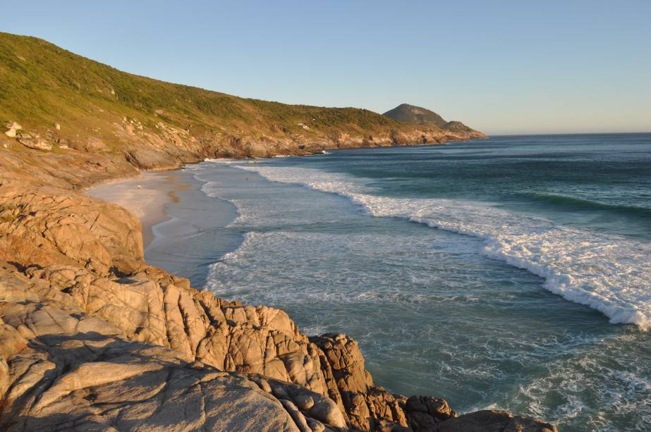 <strong><a href="https://www.booking.com/searchresults.pt-br.html?aid=332455&sid=605c56653290b80351df808102ac423d&sb=1&src=searchresults&src_elem=sb&error_url=https%3A%2F%2Fwww.booking.com%2Fsearchresults.pt-br.html%3Faid%3D332455%3Bsid%3D605c56653290b80351df808102ac423d%3Bclass_interval%3D1%3Bdest_id%3D-626254%3Bdest_type%3Dcity%3Bdtdisc%3D0%3Bfrom_sf%3D1%3Bgroup_adults%3D2%3Bgroup_children%3D0%3Binac%3D0%3Bindex_postcard%3D0%3Blabel_click%3Dundef%3Bno_rooms%3D1%3Boffset%3D0%3Bpostcard%3D0%3Braw_dest_type%3Dcity%3Broom1%3DA%252CA%3Bsb_price_type%3Dtotal%3Bsearch_selected%3D1%3Bsrc%3Dindex%3Bsrc_elem%3Dsb%3Bss%3DB%25C3%25BAzios%252C%2520Estado%2520do%2520Rio%2520de%2520Janeiro%252C%2520Brasil%3Bss_all%3D0%3Bss_raw%3DB%25C3%25BAzios%3Bssb%3Dempty%3Bsshis%3D0%26%3B&ss=Arraial+do+Cabo%2C+Estado+do+Rio+de+Janeiro%2C+Brasil&ssne=B%C3%BAzios&ssne_untouched=B%C3%BAzios&city=-626254&checkin_monthday=&checkin_month=&checkin_year=&checkout_monthday=&checkout_month=&checkout_year=&group_adults=2&group_children=0&no_rooms=1&from_sf=1&ss_raw=Arraial+do+Cabo&ac_position=0&ac_langcode=xb&dest_id=-626354&dest_type=city&place_id_lat=-22.96628&place_id_lon=-42.02443&search_pageview_id=af308f40a74e0037&search_selected=true&search_pageview_id=af308f40a74e0037&ac_suggestion_list_length=5&ac_suggestion_theme_list_length=0" target="_blank" rel="noopener">Arraial do Cabo</a> — </strong><strong>Praia Brava </strong>Para chegar até a praia, que tem acesso do Morro do Atalaia, é preciso subir uma escada com mais de 300 degraus. No entanto, todo o esforço é recompensado com a visão de ondas intensas que batem com força nos costões e atraem surfistas <strong><a href="https://www.booking.com/searchresults.pt-br.html?aid=332455&sid=605c56653290b80351df808102ac423d&sb=1&src=searchresults&src_elem=sb&error_url=https%3A%2F%2Fwww.booking.com%2Fsearchresults.pt-br.html%3Faid%3D332455%3Bsid%3D605c56653290b80351df808102ac423d%3Bclass_interval%3D1%3Bdest_id%3D-626254%3Bdest_type%3Dcity%3Bdtdisc%3D0%3Bfrom_sf%3D1%3Bgroup_adults%3D2%3Bgroup_children%3D0%3Binac%3D0%3Bindex_postcard%3D0%3Blabel_click%3Dundef%3Bno_rooms%3D1%3Boffset%3D0%3Bpostcard%3D0%3Braw_dest_type%3Dcity%3Broom1%3DA%252CA%3Bsb_price_type%3Dtotal%3Bsearch_selected%3D1%3Bsrc%3Dindex%3Bsrc_elem%3Dsb%3Bss%3DB%25C3%25BAzios%252C%2520Estado%2520do%2520Rio%2520de%2520Janeiro%252C%2520Brasil%3Bss_all%3D0%3Bss_raw%3DB%25C3%25BAzios%3Bssb%3Dempty%3Bsshis%3D0%26%3B&ss=Arraial+do+Cabo%2C+Estado+do+Rio+de+Janeiro%2C+Brasil&ssne=B%C3%BAzios&ssne_untouched=B%C3%BAzios&city=-626254&checkin_monthday=&checkin_month=&checkin_year=&checkout_monthday=&checkout_month=&checkout_year=&group_adults=2&group_children=0&no_rooms=1&from_sf=1&ss_raw=Arraial+do+Cabo&ac_position=0&ac_langcode=xb&dest_id=-626354&dest_type=city&place_id_lat=-22.96628&place_id_lon=-42.02443&search_pageview_id=af308f40a74e0037&search_selected=true&search_pageview_id=af308f40a74e0037&ac_suggestion_list_length=5&ac_suggestion_theme_list_length=0" target="_blank" rel="noopener">Arraial do Cabo</a> — </strong><strong>Praia Brava </strong>Para chegar até a praia, que tem acesso do Morro do Atalaia, é preciso subir uma escada com mais de 300 degraus. No entanto, todo o esforço é recompensado com a visão de ondas intensas que batem com força nos costões e atraem surfistas