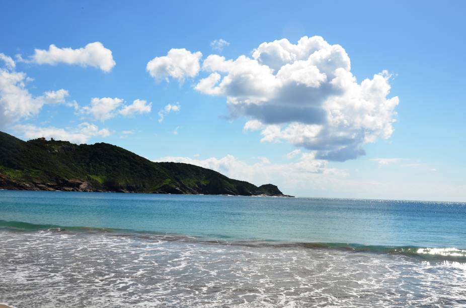 <strong><a href="https://www.booking.com/searchresults.pt-br.html?aid=332455&sid=605c56653290b80351df808102ac423d&sb=1&src=index&src_elem=sb&error_url=https%3A%2F%2Fwww.booking.com%2Findex.pt-br.html%3Faid%3D332455%3Bsid%3D605c56653290b80351df808102ac423d%3Bsb_price_type%3Dtotal%26%3B&ss=B%C3%BAzios%2C+Estado+do+Rio+de+Janeiro%2C+Brasil&checkin_monthday=&checkin_month=&checkin_year=&checkout_monthday=&checkout_month=&checkout_year=&no_rooms=1&group_adults=2&group_children=0&b_h4u_keep_filters=&from_sf=1&ss_raw=B%C3%BAzios&ac_position=0&ac_langcode=xb&dest_id=-626254&dest_type=city&place_id_lat=-22.755422&place_id_lon=-41.887682&search_pageview_id=af308f3da292006d&search_selected=true&search_pageview_id=af308f3da292006d&ac_suggestion_list_length=5&ac_suggestion_theme_list_length=0" target="_blank" rel="noopener">Búzios</a> </strong><strong>—</strong><strong> </strong><a href="https://www.booking.com/searchresults.pt-br.html?aid=332455&sid=605c56653290b80351df808102ac423d&sb=1&src=index&src_elem=sb&error_url=https%3A%2F%2Fwww.booking.com%2Findex.pt-br.html%3Faid%3D332455%3Bsid%3D605c56653290b80351df808102ac423d%3Bsb_price_type%3Dtotal%26%3B&ss=Praia+Brava%2C+B%C3%BAzios%2C+Estado+do+Rio+de+Janeiro%2C+Brasil&checkin_monthday=&checkin_month=&checkin_year=&checkout_monthday=&checkout_month=&checkout_year=&no_rooms=1&group_adults=2&group_children=0&map=1&b_h4u_keep_filters=&from_sf=1&ss_raw=Praia+Brava+&ac_position=4&ac_langcode=xb&dest_id=20939&dest_type=landmark&place_id_lat=-22.7541002259335&place_id_lon=-41.8719005584717&search_pageview_id=3de29099f24d0049&search_selected=true&search_pageview_id=3de29099f24d0049&ac_suggestion_list_length=5&ac_suggestion_theme_list_length=0#map_opened" target="_blank" rel="noopener"><strong>Praia Brava</strong> </a>Formações rochosas dividem os caminhos da Praia Brava, ladeada por costões de pedra. Para acessá-la, é preciso percorrer uma trilha cujo ponto forte é a tranquilide e o acesso à outra praia que encanta os visitantes: a Olho-de-Boi. A estrutura ao seu redor conta com barraquinhas e lounges. O ponto forte são as ondas agitadas, que atraem surfistas <strong><a href="https://www.booking.com/searchresults.pt-br.html?aid=332455&sid=605c56653290b80351df808102ac423d&sb=1&src=index&src_elem=sb&error_url=https%3A%2F%2Fwww.booking.com%2Findex.pt-br.html%3Faid%3D332455%3Bsid%3D605c56653290b80351df808102ac423d%3Bsb_price_type%3Dtotal%26%3B&ss=B%C3%BAzios%2C+Estado+do+Rio+de+Janeiro%2C+Brasil&checkin_monthday=&checkin_month=&checkin_year=&checkout_monthday=&checkout_month=&checkout_year=&no_rooms=1&group_adults=2&group_children=0&b_h4u_keep_filters=&from_sf=1&ss_raw=B%C3%BAzios&ac_position=0&ac_langcode=xb&dest_id=-626254&dest_type=city&place_id_lat=-22.755422&place_id_lon=-41.887682&search_pageview_id=af308f3da292006d&search_selected=true&search_pageview_id=af308f3da292006d&ac_suggestion_list_length=5&ac_suggestion_theme_list_length=0" target="_blank" rel="noopener">Búzios</a> </strong><strong>—</strong><strong> </strong><a href="https://www.booking.com/searchresults.pt-br.html?aid=332455&sid=605c56653290b80351df808102ac423d&sb=1&src=index&src_elem=sb&error_url=https%3A%2F%2Fwww.booking.com%2Findex.pt-br.html%3Faid%3D332455%3Bsid%3D605c56653290b80351df808102ac423d%3Bsb_price_type%3Dtotal%26%3B&ss=Praia+Brava%2C+B%C3%BAzios%2C+Estado+do+Rio+de+Janeiro%2C+Brasil&checkin_monthday=&checkin_month=&checkin_year=&checkout_monthday=&checkout_month=&checkout_year=&no_rooms=1&group_adults=2&group_children=0&map=1&b_h4u_keep_filters=&from_sf=1&ss_raw=Praia+Brava+&ac_position=4&ac_langcode=xb&dest_id=20939&dest_type=landmark&place_id_lat=-22.7541002259335&place_id_lon=-41.8719005584717&search_pageview_id=3de29099f24d0049&search_selected=true&search_pageview_id=3de29099f24d0049&ac_suggestion_list_length=5&ac_suggestion_theme_list_length=0#map_opened" target="_blank" rel="noopener"><strong>Praia Brava</strong> </a>Formações rochosas dividem os caminhos da Praia Brava, ladeada por costões de pedra. Para acessá-la, é preciso percorrer uma trilha cujo ponto forte é a tranquilide e o acesso à outra praia que encanta os visitantes: a Olho-de-Boi. A estrutura ao seu redor conta com barraquinhas e lounges. O ponto forte são as ondas agitadas, que atraem surfistas