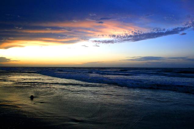 O mar calmo e a brisa leve da <strong>Praia Calhau</strong>, em <a href="https://viajeaqui.abril.com.br/cidades/br-ma-sao-luis" rel="São Luís" target="_blank">São Luís</a>, a tornam um lugar ideal para curtir um pôr do sol e comer um petisco em um dos seus quiosques ou restaurantes. À noite, é comum ver shows de música O mar calmo e a brisa leve da <strong>Praia Calhau</strong>, em <a href="https://viajeaqui.abril.com.br/cidades/br-ma-sao-luis" rel="São Luís" target="_blank">São Luís</a>, a tornam um lugar ideal para curtir um pôr do sol e comer um petisco em um dos seus quiosques ou restaurantes. À noite, é comum ver shows de música