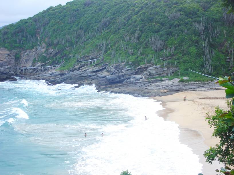 <strong><a href="https://www.booking.com/searchresults.pt-br.html?aid=332455&sid=605c56653290b80351df808102ac423d&sb=1&src=index&src_elem=sb&error_url=https%3A%2F%2Fwww.booking.com%2Findex.pt-br.html%3Faid%3D332455%3Bsid%3D605c56653290b80351df808102ac423d%3Bsb_price_type%3Dtotal%26%3B&ss=B%C3%BAzios%2C+Estado+do+Rio+de+Janeiro%2C+Brasil&checkin_monthday=&checkin_month=&checkin_year=&checkout_monthday=&checkout_month=&checkout_year=&no_rooms=1&group_adults=2&group_children=0&b_h4u_keep_filters=&from_sf=1&ss_raw=B%C3%BAzios&ac_position=0&ac_langcode=xb&dest_id=-626254&dest_type=city&place_id_lat=-22.755422&place_id_lon=-41.887682&search_pageview_id=af308f3da292006d&search_selected=true&search_pageview_id=af308f3da292006d&ac_suggestion_list_length=5&ac_suggestion_theme_list_length=0" target="_blank" rel="noopener">Búzios</a> </strong><strong>—</strong><strong> </strong><strong>Praia Caravelas </strong>O mar verdinho é agitado - por isso, cuidado com as crianças. Como está perto de condomínios fechados e de um hotel, a Caravelas é praticamente uma praia particular e pouco frequentada. O acesso é difícil, mas compensador: pegue a estrada para Cabo Frio, dirija por 3,5 km e siga por uma rua à direita. Deixe o carro estacionado no fim da rua e caminhe 50 metros para chegar à areia <strong><a href="https://www.booking.com/searchresults.pt-br.html?aid=332455&sid=605c56653290b80351df808102ac423d&sb=1&src=index&src_elem=sb&error_url=https%3A%2F%2Fwww.booking.com%2Findex.pt-br.html%3Faid%3D332455%3Bsid%3D605c56653290b80351df808102ac423d%3Bsb_price_type%3Dtotal%26%3B&ss=B%C3%BAzios%2C+Estado+do+Rio+de+Janeiro%2C+Brasil&checkin_monthday=&checkin_month=&checkin_year=&checkout_monthday=&checkout_month=&checkout_year=&no_rooms=1&group_adults=2&group_children=0&b_h4u_keep_filters=&from_sf=1&ss_raw=B%C3%BAzios&ac_position=0&ac_langcode=xb&dest_id=-626254&dest_type=city&place_id_lat=-22.755422&place_id_lon=-41.887682&search_pageview_id=af308f3da292006d&search_selected=true&search_pageview_id=af308f3da292006d&ac_suggestion_list_length=5&ac_suggestion_theme_list_length=0" target="_blank" rel="noopener">Búzios</a> </strong><strong>—</strong><strong> </strong><strong>Praia Caravelas </strong>O mar verdinho é agitado - por isso, cuidado com as crianças. Como está perto de condomínios fechados e de um hotel, a Caravelas é praticamente uma praia particular e pouco frequentada. O acesso é difícil, mas compensador: pegue a estrada para Cabo Frio, dirija por 3,5 km e siga por uma rua à direita. Deixe o carro estacionado no fim da rua e caminhe 50 metros para chegar à areia