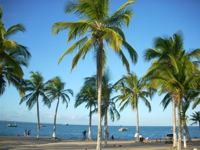A calma praia da Coroa Vermelha, em Porto Seguro, onde acredita-se que aconteceu a primeira missa no Brasil