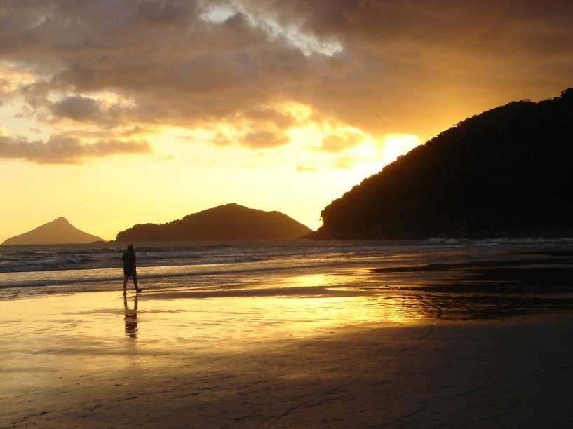 <strong>Praia da Baleia</strong> Sem acesso pela Rio-Santos (chega-se pelas vizinhas <strong>Barra do Sahy</strong> e <strong>Camburi</strong>), a chance de curtir a larga e plana faixa de areia de uma maneira mais sossegada aumenta consideravelmente. Muito procurada por quem gosta de caminhadas, adeptos do futebol de areia, frescobol e dos iniciantes no surfe – as ondas são moderadas e há algumas escolinhas na areia.Não espere por restaurantes na Praia da Baleia, o máximo que existe são improvisadas barracas de praia. Por que se chama Baleia? Devido ao formato da Ilha dos Gatos, situada em frente, que lembra as formas do cetáceo