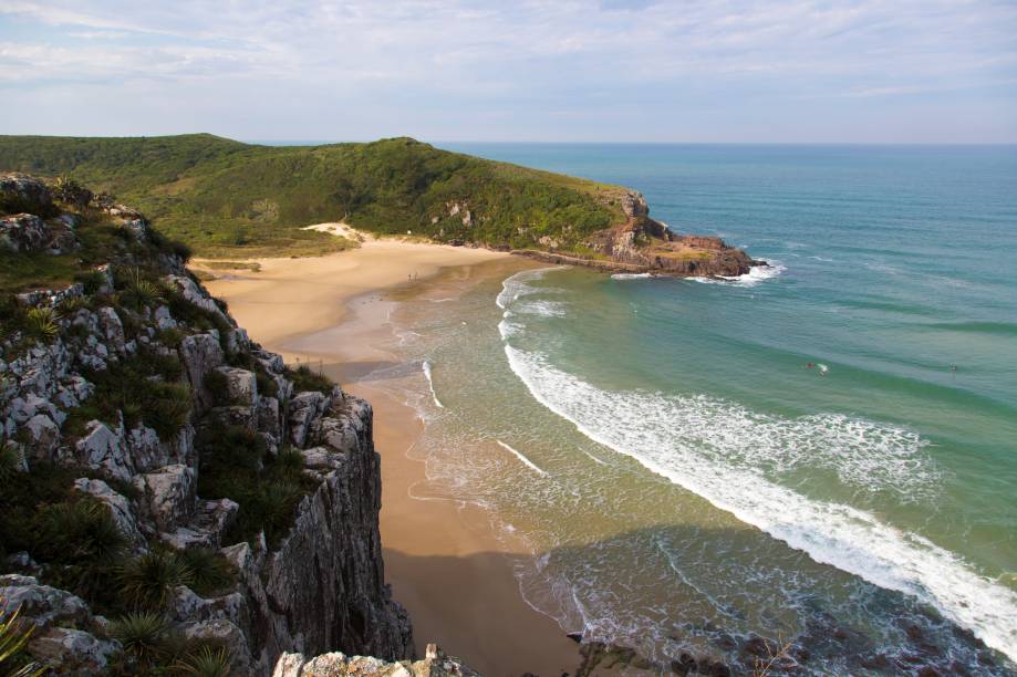 A Praia da Guarita, além de fazer parte da área de proteção do parque de mesmo nome, também se localiza entre os morros da Guarita, ao sul, e das Furnas, ao norte