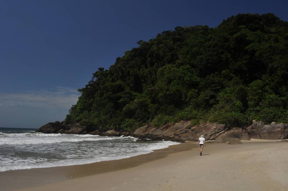 <strong>Jureia</strong> Uma praia ideal para quem busca sossego e tranquilidade. O diminuto tamanho da praia, os dois costões repletos de Mata Atlântica que a protegem e a ausência de bares e quiosques na areia só ajudam a reforçar a impressão. Por ser uma praia de tombo, a Jureia não é recomendada para crianças muito pequenas