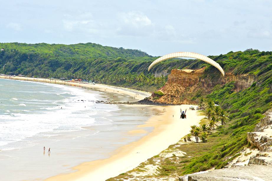 <strong><a href="https://viajeaqui.abril.com.br/estabelecimentos/br-rn-tibau-do-sul-atracao-de-cacimbinhas" target="_self">Praia de Cacimbinhas</a>, <a href="https://viajeaqui.abril.com.br/cidades/br-rn-tibau-do-sul" target="_self">Tibau do Sul</a> </strong> Apesar do pouco movimento, o mar a se perder de vista e a areia clara atraem praticantes de surfe e kitesurfe. Do alto de suas falésias, antes de descer as escadas, é possível ter uma visão privilegiada da região <em><a href="https://www.booking.com/city/br/tibau-do-sul.pt-br.html?aid=332455&label=viagemabril-praias-do-rio-grande-do-norte" target="_blank" rel="noopener">Veja preços de hotéis em Tibau do Sul no Booking.com</a></em>