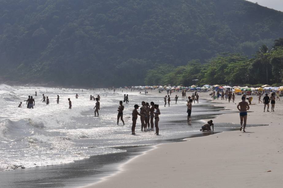 <strong>Camburi/ Camburizinho</strong> Separadas por um ilhote, as duas praias dividem com <strong>Maresias</strong> a galera com idade entre 15 e 30 anos. As fortes ondas presentes o ano inteiro colaboram para essa situação. Adicione a boa oferta de pousadas, restaurantes e quiosques na areia e a mistura fica completa.Ressaltando que as praias não são muito longas – no máximo, 2,5 quilômetros somando as duas praias. Casais têm um motivo especial para frequentá-la, especialmente à noite. Em meio à mata, nos fundos do Camburizinho, conheça o romântico <a href="https://www.restaurantemanaca.com.br/site/PagesPublic/Default.aspx" target="_blank" rel="noopener">restaurante Manacá</a>.