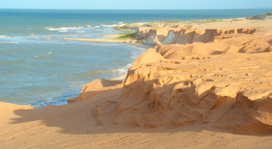 As falésias são o grande destaque da paisagem, sobretudo com a famosa imagem de uma lua e uma estrela esculpida em uma parede de areia. Outro belo destaque são as dunas e o céu, constantemente colorido por praticantes de voo livre