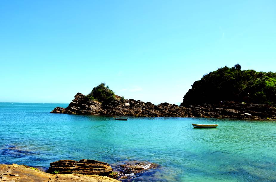 <strong><a href="https://www.booking.com/searchresults.pt-br.html?aid=332455&sid=605c56653290b80351df808102ac423d&sb=1&src=index&src_elem=sb&error_url=https%3A%2F%2Fwww.booking.com%2Findex.pt-br.html%3Faid%3D332455%3Bsid%3D605c56653290b80351df808102ac423d%3Bsb_price_type%3Dtotal%26%3B&ss=B%C3%BAzios%2C+Estado+do+Rio+de+Janeiro%2C+Brasil&checkin_monthday=&checkin_month=&checkin_year=&checkout_monthday=&checkout_month=&checkout_year=&no_rooms=1&group_adults=2&group_children=0&b_h4u_keep_filters=&from_sf=1&ss_raw=B%C3%BAzios&ac_position=0&ac_langcode=xb&dest_id=-626254&dest_type=city&place_id_lat=-22.755422&place_id_lon=-41.887682&search_pageview_id=af308f3da292006d&search_selected=true&search_pageview_id=af308f3da292006d&ac_suggestion_list_length=5&ac_suggestion_theme_list_length=0" target="_blank" rel="noopener">Búzios</a> </strong><strong>—</strong><strong> </strong><strong>Praia de Ferradurinha </strong>Montanhas e costões cercam esse lugar de águas calmas e transparentes. Há aluguel de snorkel e caiaques. Se quiser comer, há opções logo na entrada da praia, acessada por um caminho fácil partindo da <a href="https://viajeaqui.abril.com.br/estabelecimentos/br-rj-buzios-atracao-de-geriba" target="_blank" rel="noopener">Praia de Geribá</a> <strong><a href="https://www.booking.com/searchresults.pt-br.html?aid=332455&sid=605c56653290b80351df808102ac423d&sb=1&src=index&src_elem=sb&error_url=https%3A%2F%2Fwww.booking.com%2Findex.pt-br.html%3Faid%3D332455%3Bsid%3D605c56653290b80351df808102ac423d%3Bsb_price_type%3Dtotal%26%3B&ss=B%C3%BAzios%2C+Estado+do+Rio+de+Janeiro%2C+Brasil&checkin_monthday=&checkin_month=&checkin_year=&checkout_monthday=&checkout_month=&checkout_year=&no_rooms=1&group_adults=2&group_children=0&b_h4u_keep_filters=&from_sf=1&ss_raw=B%C3%BAzios&ac_position=0&ac_langcode=xb&dest_id=-626254&dest_type=city&place_id_lat=-22.755422&place_id_lon=-41.887682&search_pageview_id=af308f3da292006d&search_selected=true&search_pageview_id=af308f3da292006d&ac_suggestion_list_length=5&ac_suggestion_theme_list_length=0" target="_blank" rel="noopener">Búzios</a> </strong><strong>—</strong><strong> </strong><strong>Praia de Ferradurinha </strong>Montanhas e costões cercam esse lugar de águas calmas e transparentes. Há aluguel de snorkel e caiaques. Se quiser comer, há opções logo na entrada da praia, acessada por um caminho fácil partindo da <a href="https://viajeaqui.abril.com.br/estabelecimentos/br-rj-buzios-atracao-de-geriba" target="_blank" rel="noopener">Praia de Geribá</a>