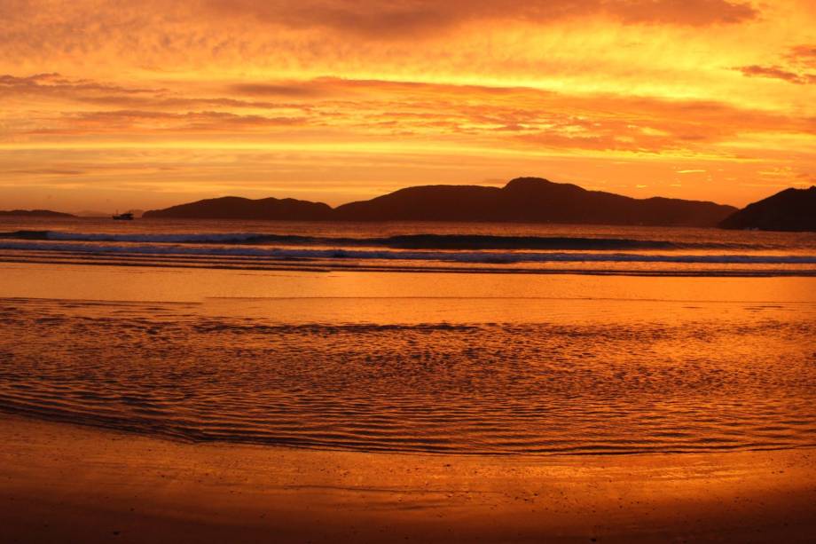 <strong><a href="https://www.booking.com/searchresults.pt-br.html?aid=332455&sid=605c56653290b80351df808102ac423d&sb=1&src=searchresults&src_elem=sb&error_url=https%3A%2F%2Fwww.booking.com%2Fsearchresults.pt-br.html%3Faid%3D332455%3Bsid%3D605c56653290b80351df808102ac423d%3Bclass_interval%3D1%3Bdest_id%3D-632162%3Bdest_type%3Dcity%3Bdtdisc%3D0%3Bfrom_sf%3D1%3Bgroup_adults%3D2%3Bgroup_children%3D0%3Bhighlighted_hotels%3D3047222%3Binac%3D0%3Bindex_postcard%3D0%3Blabel_click%3Dundef%3Bno_rooms%3D1%3Boffset%3D0%3Bpostcard%3D0%3Braw_dest_type%3Dhotel%3Broom1%3DA%252CA%3Bsb_price_type%3Dtotal%3Bsearch_selected%3D1%3Bsrc%3Dindex%3Bsrc_elem%3Dsb%3Bss%3DQuartos%2520Praia%2520do%2520Foguete%252C%2520Cabo%2520Frio%252C%2520Estado%2520do%2520Rio%2520de%2520Janeiro%252C%2520Brasil%3Bss_all%3D0%3Bss_raw%3DPraia%2520do%2520Foguete%3Bssb%3Dempty%3Bsshis%3D0%26%3B&ss=B%C3%BAzios%2C+Estado+do+Rio+de+Janeiro%2C+Brasil&ssne=Cabo+Frio&ssne_untouched=Cabo+Frio&city=-632162&checkin_monthday=&checkin_month=&checkin_year=&checkout_monthday=&checkout_month=&checkout_year=&group_adults=2&group_children=0&no_rooms=1&from_sf=1&ss_raw=B%C3%BAzios&ac_position=0&ac_langcode=xb&dest_id=-626254&dest_type=city&place_id_lat=-22.755422&place_id_lon=-41.887682&search_pageview_id=6d418eee174c01a4&search_selected=true&search_pageview_id=6d418eee174c01a4&ac_suggestion_list_length=5&ac_suggestion_theme_list_length=0" target="_blank" rel="noopener">Búzios</a> </strong><strong>—</strong><strong> </strong><strong>Praia de Geribá</strong> Considerada uma das mais badaladas da cidade, a praia de Geribá tem uma atmosfera jovem que atrai surfistas em busca de paqueras, que rolam principalmente nas barraquinhas centrais, sempre lotadas. O canto esquerdo é mais tranquilo, ideal para famílias com crianças. Se não quiser só passar o dia, é possível se hospedar nas pousadas e nas casas de veraneio que ficam na praia <strong><a href="https://www.booking.com/searchresults.pt-br.html?aid=332455&sid=605c56653290b80351df808102ac423d&sb=1&src=searchresults&src_elem=sb&error_url=https%3A%2F%2Fwww.booking.com%2Fsearchresults.pt-br.html%3Faid%3D332455%3Bsid%3D605c56653290b80351df808102ac423d%3Bclass_interval%3D1%3Bdest_id%3D-632162%3Bdest_type%3Dcity%3Bdtdisc%3D0%3Bfrom_sf%3D1%3Bgroup_adults%3D2%3Bgroup_children%3D0%3Bhighlighted_hotels%3D3047222%3Binac%3D0%3Bindex_postcard%3D0%3Blabel_click%3Dundef%3Bno_rooms%3D1%3Boffset%3D0%3Bpostcard%3D0%3Braw_dest_type%3Dhotel%3Broom1%3DA%252CA%3Bsb_price_type%3Dtotal%3Bsearch_selected%3D1%3Bsrc%3Dindex%3Bsrc_elem%3Dsb%3Bss%3DQuartos%2520Praia%2520do%2520Foguete%252C%2520Cabo%2520Frio%252C%2520Estado%2520do%2520Rio%2520de%2520Janeiro%252C%2520Brasil%3Bss_all%3D0%3Bss_raw%3DPraia%2520do%2520Foguete%3Bssb%3Dempty%3Bsshis%3D0%26%3B&ss=B%C3%BAzios%2C+Estado+do+Rio+de+Janeiro%2C+Brasil&ssne=Cabo+Frio&ssne_untouched=Cabo+Frio&city=-632162&checkin_monthday=&checkin_month=&checkin_year=&checkout_monthday=&checkout_month=&checkout_year=&group_adults=2&group_children=0&no_rooms=1&from_sf=1&ss_raw=B%C3%BAzios&ac_position=0&ac_langcode=xb&dest_id=-626254&dest_type=city&place_id_lat=-22.755422&place_id_lon=-41.887682&search_pageview_id=6d418eee174c01a4&search_selected=true&search_pageview_id=6d418eee174c01a4&ac_suggestion_list_length=5&ac_suggestion_theme_list_length=0" target="_blank" rel="noopener">Búzios</a> </strong><strong>—</strong><strong> </strong><strong>Praia de Geribá</strong> Considerada uma das mais badaladas da cidade, a praia de Geribá tem uma atmosfera jovem que atrai surfistas em busca de paqueras, que rolam principalmente nas barraquinhas centrais, sempre lotadas. O canto esquerdo é mais tranquilo, ideal para famílias com crianças. Se não quiser só passar o dia, é possível se hospedar nas pousadas e nas casas de veraneio que ficam na praia