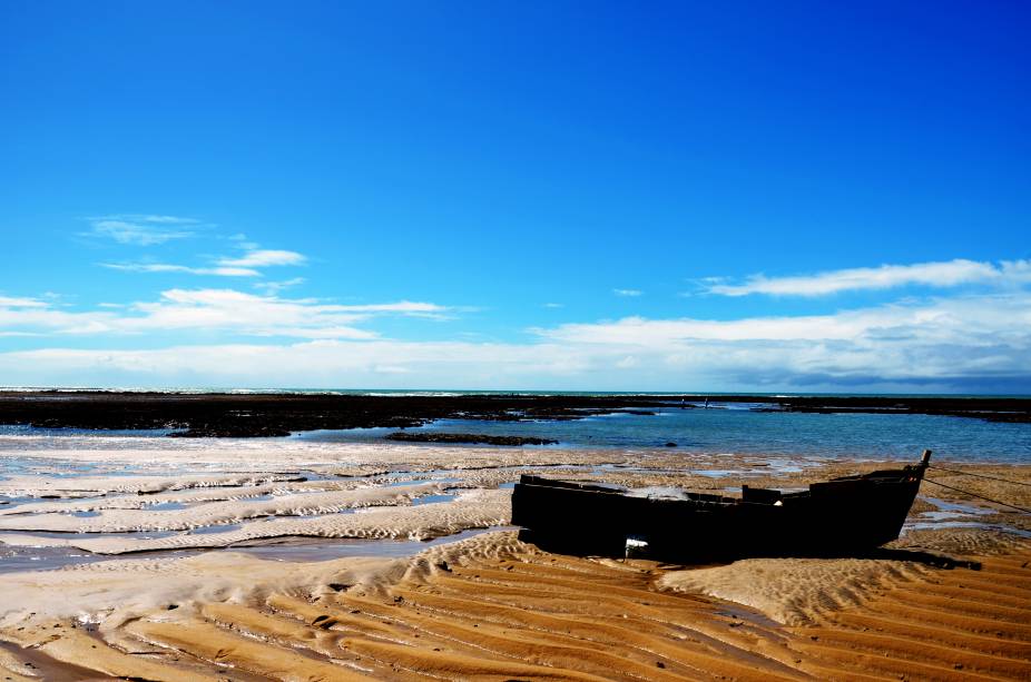 <strong>Praia de Itapororoca, Trancoso</strong> Se você procura tranquilidade, sossego e uma boa dose de silêncio, esse é seu destino ideal. A praia é pouco movimentada e, ao longo de sua orla, não há quiosques. As boas ondas atraem surfistas. <a href="https://www.booking.com/searchresults.pt-br.html?aid=332455&sid=605c56653290b80351df808102ac423d&sb=1&src=searchresults&src_elem=sb&error_url=https%3A%2F%2Fwww.booking.com%2Fsearchresults.pt-br.html%3Faid%3D332455%3Bsid%3D605c56653290b80351df808102ac423d%3Bcity%3D900051125%3Bclass_interval%3D1%3Bdest_id%3D-635449%3Bdest_type%3Dcity%3Bdtdisc%3D0%3Bfrom_sf%3D1%3Bgroup_adults%3D2%3Bgroup_children%3D0%3Binac%3D0%3Bindex_postcard%3D0%3Blabel_click%3Dundef%3Bno_rooms%3D1%3Boffset%3D0%3Bpostcard%3D0%3Braw_dest_type%3Dcity%3Broom1%3DA%252CA%3Bsb_price_type%3Dtotal%3Bsearch_selected%3D1%3Bsrc%3Dsearchresults%3Bsrc_elem%3Dsb%3Bss%3DCara%25C3%25ADva%252C%2520Bahia%252C%2520Brasil%3Bss_all%3D0%3Bss_raw%3DCaraiva%3Bssb%3Dempty%3Bsshis%3D0%3Bssne_untouched%3DCorumbau%26%3B&ss=Trancoso%2C+Bahia%2C+Brasil&ssne=Cara%C3%ADva&ssne_untouched=Cara%C3%ADva&city=-635449&checkin_monthday=&checkin_month=&checkin_year=&checkout_monthday=&checkout_month=&checkout_year=&group_adults=2&group_children=0&no_rooms=1&from_sf=1&ss_raw=Trancoso%C2%A0&ac_position=0&ac_langcode=xb&dest_id=-676554&dest_type=city&place_id_lat=-16.592255&place_id_lon=-39.103043&search_pageview_id=c84b91d20cfa0346&search_selected=true&search_pageview_id=c84b91d20cfa0346&ac_suggestion_list_length=5&ac_suggestion_theme_list_length=0" target="_blank" rel="noopener"><em>Busque hospedagens em Trancoso </em></a>