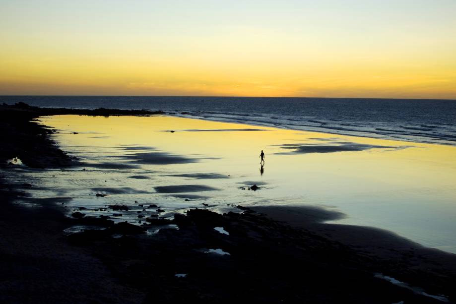 Se você procura um cenário encantador, misturado à badalação, Jeri é o seu destino ideal. Por aqui, pedras na areia, mar de ondas calmas e a bela visão da <a href="https://viajeaqui.abril.com.br/estabelecimentos/br-ce-jericoacoara-atracao-duna-do-por-do-sol" target="_self">Duna do Pôr do Sol</a> atraem turistas do mundo inteiro. No centro, bares e restaurantes entretêm o visitante