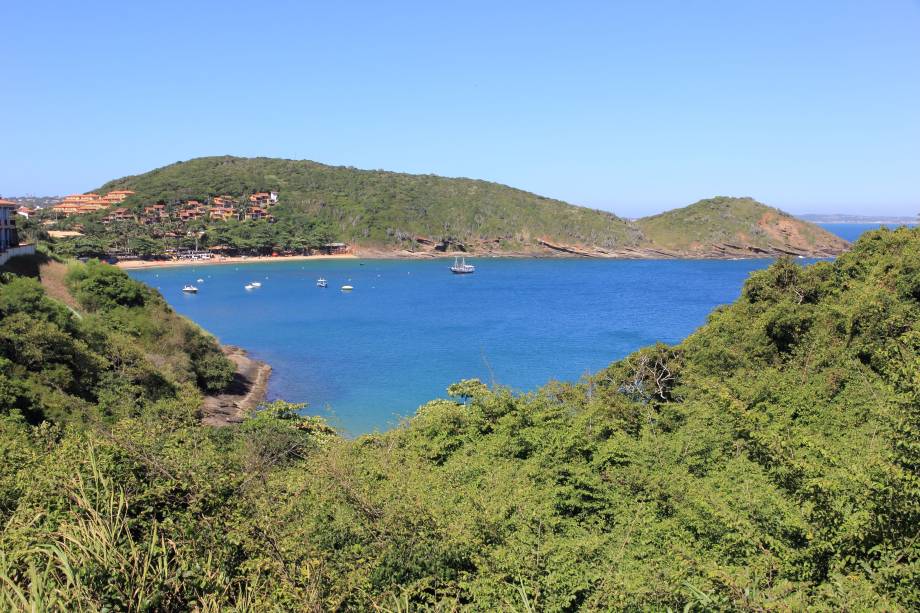 <strong><a href="https://www.booking.com/searchresults.pt-br.html?aid=332455&sid=605c56653290b80351df808102ac423d&sb=1&src=index&src_elem=sb&error_url=https%3A%2F%2Fwww.booking.com%2Findex.pt-br.html%3Faid%3D332455%3Bsid%3D605c56653290b80351df808102ac423d%3Bsb_price_type%3Dtotal%26%3B&ss=B%C3%BAzios%2C+Estado+do+Rio+de+Janeiro%2C+Brasil&checkin_monthday=&checkin_month=&checkin_year=&checkout_monthday=&checkout_month=&checkout_year=&no_rooms=1&group_adults=2&group_children=0&b_h4u_keep_filters=&from_sf=1&ss_raw=B%C3%BAzios&ac_position=0&ac_langcode=xb&dest_id=-626254&dest_type=city&place_id_lat=-22.755422&place_id_lon=-41.887682&search_pageview_id=af308f3da292006d&search_selected=true&search_pageview_id=af308f3da292006d&ac_suggestion_list_length=5&ac_suggestion_theme_list_length=0" target="_blank" rel="noopener">Búzios</a> </strong><strong>—</strong><strong> </strong><strong>Praia de João Fernandes </strong>Bares e restaurantes bem estruturados fazem da Praia de João Fernandes uma das mais lotadas de Búzios, principalmente na alta temporada. É uma das praias mais queridinhas dos argentinos, que marcam presença por aqui até no inverno. O mar calmo é o principal atrativo para crianças e famílias em busca de mergulho livre <strong><a href="https://www.booking.com/searchresults.pt-br.html?aid=332455&sid=605c56653290b80351df808102ac423d&sb=1&src=index&src_elem=sb&error_url=https%3A%2F%2Fwww.booking.com%2Findex.pt-br.html%3Faid%3D332455%3Bsid%3D605c56653290b80351df808102ac423d%3Bsb_price_type%3Dtotal%26%3B&ss=B%C3%BAzios%2C+Estado+do+Rio+de+Janeiro%2C+Brasil&checkin_monthday=&checkin_month=&checkin_year=&checkout_monthday=&checkout_month=&checkout_year=&no_rooms=1&group_adults=2&group_children=0&b_h4u_keep_filters=&from_sf=1&ss_raw=B%C3%BAzios&ac_position=0&ac_langcode=xb&dest_id=-626254&dest_type=city&place_id_lat=-22.755422&place_id_lon=-41.887682&search_pageview_id=af308f3da292006d&search_selected=true&search_pageview_id=af308f3da292006d&ac_suggestion_list_length=5&ac_suggestion_theme_list_length=0" target="_blank" rel="noopener">Búzios</a> </strong><strong>—</strong><strong> </strong><strong>Praia de João Fernandes </strong>Bares e restaurantes bem estruturados fazem da Praia de João Fernandes uma das mais lotadas de Búzios, principalmente na alta temporada. É uma das praias mais queridinhas dos argentinos, que marcam presença por aqui até no inverno. O mar calmo é o principal atrativo para crianças e famílias em busca de mergulho livre