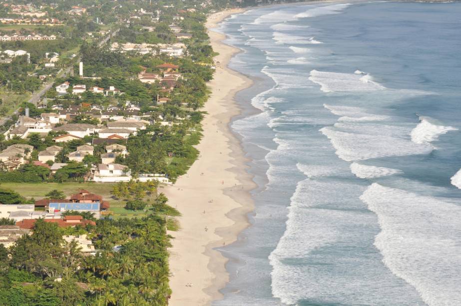 <strong>Maresias</strong> Bem antes da construção da Rio-Santos em meados dos anos 70, Maresias já tinha sido “colonizada” pelos surfistas. A fama da praia só foi crescendo e hoje, em seus cinco quilômetros de orla, o que se vê é o maior desfile de jovens corpos sarados por metro quadrado.Achar um lugar na areia durante o verão é tarefa das mais difíceis. As famílias ainda encontram um reduto mais tranquilo no canto norte da praia, onde as ondas são um pouco mais mansas. Entre 18h e 22h, Maresias aquieta-se. Porém, no final da noite, a juventude ruma para as duas baladas mais disputadas do Litoral Norte, <strong>Sirena</strong> e <strong>Morocco</strong>, que literalmente param o trânsito na Avenida Francisco Loup e na Rio-Santos. A balada só termina com o nascer do sol