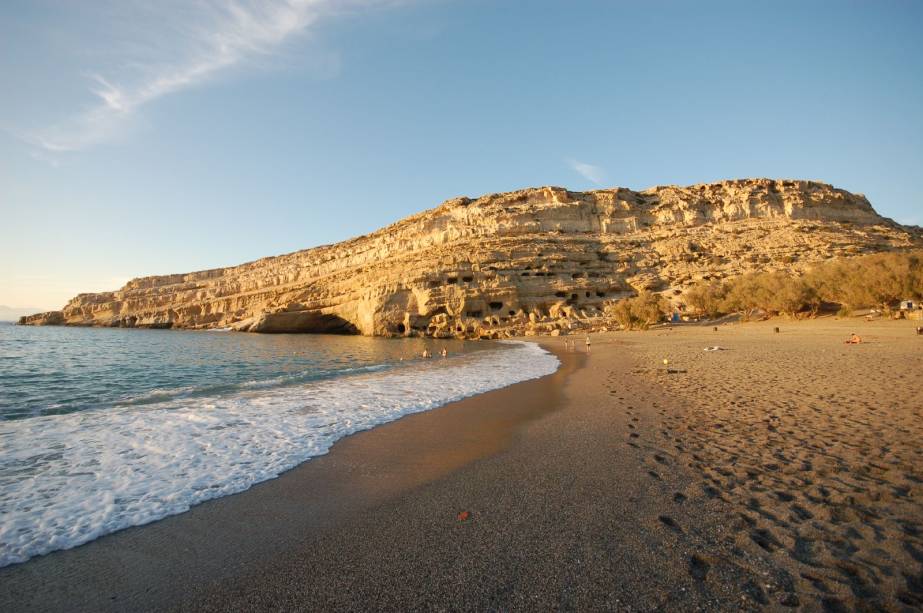 <strong>11 NOITES COM ILHAS</strong>O roteiro de 11 noites começa em <a href="https://viajeaqui.abril.com.br/cidades/grecia-atenas" rel="Atenas" target="_blank">Atenas</a>, com duas noites no midscale <a href="https://www.polisgrandhotel.gr/" rel="Polis Grand" target="_blank">Polis Grand</a> e city tour. Pelas ilhas, a viagem reserva três noites para <a href="https://viajeaqui.abril.com.br/cidades/grecia-mykonos" rel="Mykonos" target="_blank">Mykonos</a>, no confortável <a href="https://www.khotels.gr/en/" rel="Myconian" target="_blank">Myconian</a>, três para <a href="https://viajeaqui.abril.com.br/cidades/grecia-santorini" rel="Santorini" target="_blank">Santorini</a>, no upscale <a href="https://www.rosebay.gr/" rel="Rose Bay" target="_blank">Rose Bay</a>, com passeio de veleiro, e duas para <a href="https://viajeaqui.abril.com.br/cidades/grecia-creta" rel="Creta" target="_blank">Creta</a>, a maior ilha grega (foto), no <a href="https://www.capsishotels.gr/en/heraklion-en" rel="Capsis Astoria" target="_blank">Capsis Astoria</a>. Um avião leva de volta à capital para o pernoite final.<strong>QUANDO:</strong> em 28 de agosto<strong>QUEM LEVA:</strong> <a href="https://www.agaxturviagens.com.br/" rel="Agaxtur" target="_blank">Agaxtur</a><strong>QUANTO:</strong> US$ 2 024 (sem aéreo) <strong>11 NOITES COM ILHAS</strong>O roteiro de 11 noites começa em <a href="https://viajeaqui.abril.com.br/cidades/grecia-atenas" rel="Atenas" target="_blank">Atenas</a>, com duas noites no midscale <a href="https://www.polisgrandhotel.gr/" rel="Polis Grand" target="_blank">Polis Grand</a> e city tour. Pelas ilhas, a viagem reserva três noites para <a href="https://viajeaqui.abril.com.br/cidades/grecia-mykonos" rel="Mykonos" target="_blank">Mykonos</a>, no confortável <a href="https://www.khotels.gr/en/" rel="Myconian" target="_blank">Myconian</a>, três para <a href="https://viajeaqui.abril.com.br/cidades/grecia-santorini" rel="Santorini" target="_blank">Santorini</a>, no upscale <a href="https://www.rosebay.gr/" rel="Rose Bay" target="_blank">Rose Bay</a>, com passeio de veleiro, e duas para <a href="https://viajeaqui.abril.com.br/cidades/grecia-creta" rel="Creta" target="_blank">Creta</a>, a maior ilha grega (foto), no <a href="https://www.capsishotels.gr/en/heraklion-en" rel="Capsis Astoria" target="_blank">Capsis Astoria</a>. Um avião leva de volta à capital para o pernoite final.<strong>QUANDO:</strong> em 28 de agosto<strong>QUEM LEVA:</strong> <a href="https://www.agaxturviagens.com.br/" rel="Agaxtur" target="_blank">Agaxtur</a><strong>QUANTO:</strong> US$ 2 024 (sem aéreo)