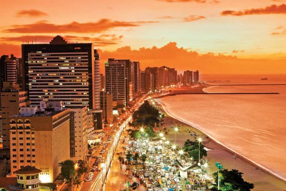 <a href="https://viajeaqui.abril.com.br/cidades/br-ce-fortaleza" rel="Fortaleza"><strong>Fortaleza</strong></a> (CE)        Enquanto grande parte do País está debaixo das cobertas tremendo de frio, o litoral cearense desfruta de um clima seco e ensolarado. Para quem prefere praias urbanas, com megabarracas e gente circulando pelas areias, a opção é Fortaleza. Na capital cearense, é época de seca de julho até o fim do ano.        Aproveite a Praia do Futuro, com sua faixa de areia extensa e larga, onde há muita estrutura para o turista, durante o dia e à noite – há animadas festas e shows nas barracas. A Praia do Meirelles (foto) é onde se concentram vários hotéis, é indicada para fazer caminhadas e corridas no calçadão