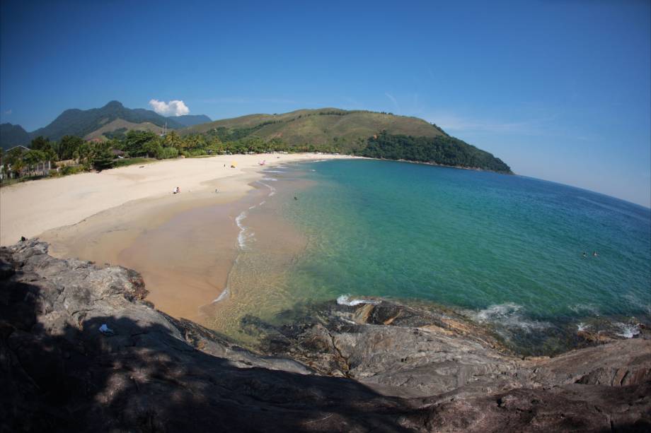 Praia de Paúba, em São Sebastião, com clima de sossego