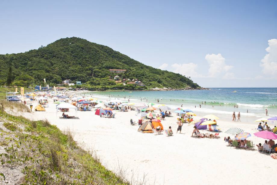 <strong>9. Praia de Quatro Ilhas, Bombinhas</strong> O clima aqui é de paquera. Apesar do nome, apenas três ilhas podem ser vistas da praia: do Arvoredo, do Macuco e da Galé. <strong></strong><a href="https://www.booking.com/searchresults.pt-br.html?aid=332455&lang=pt-br&sid=eedbe6de09e709d664615ac6f1b39a5d&sb=1&src=index&src_elem=sb&error_url=https%3A%2F%2Fwww.booking.com%2Findex.pt-br.html%3Faid%3D332455%3Bsid%3Deedbe6de09e709d664615ac6f1b39a5d%3Bsb_price_type%3Dtotal%26%3B&ss=Praia+de+Quatro+Ilhas%2C+Bombinhas%2C+Santa+Catarina%2C+Brasil&checkin_monthday=&checkin_month=&checkin_year=&checkout_monthday=&checkout_month=&checkout_year=&no_rooms=1&group_adults=2&group_children=0&from_sf=1&ss_raw=Praia+de+Quatro+Ilhas+&ac_position=0&ac_langcode=xb&dest_id=16020&dest_type=district&search_pageview_id=a9436f24733f04e6&search_selected=true&search_pageview_id=a9436f24733f04e6&ac_suggestion_list_length=5&ac_suggestion_theme_list_length=0&map=1" target="_blank" rel="noopener"><em>Busque hospedagens na Praia de Quatro Ilhas no Booking.com</em></a>