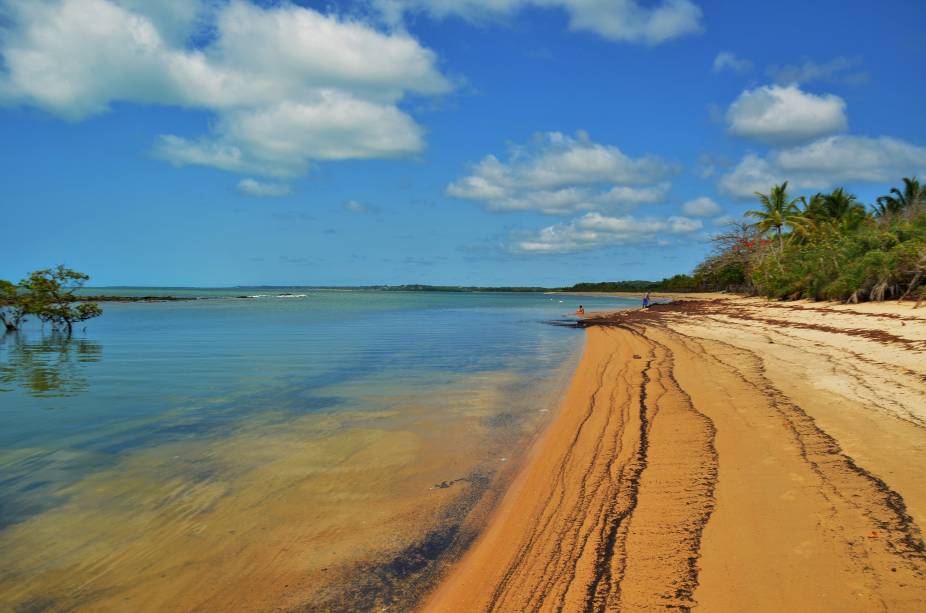 <strong>Praia de Santo André, Santo André</strong> Considerada a principal praia do vilarejo baiano, ela concentra a maior parte dos hotéis e das pousadas da região. O cenário, formado por areia clarinha e mar manso, é um convite ao visitante para relaxar. <a href="https://www.booking.com/searchresults.pt-br.html?aid=332455&sid=605c56653290b80351df808102ac423d&sb=1&src=searchresults&src_elem=sb&error_url=https%3A%2F%2Fwww.booking.com%2Fsearchresults.pt-br.html%3Faid%3D332455%3Bsid%3D605c56653290b80351df808102ac423d%3Bcity%3D-635449%3Bclass_interval%3D1%3Bdest_id%3D-676554%3Bdest_type%3Dcity%3Bdtdisc%3D0%3Bfrom_sf%3D1%3Bgroup_adults%3D2%3Bgroup_children%3D0%3Binac%3D0%3Bindex_postcard%3D0%3Blabel_click%3Dundef%3Bno_rooms%3D1%3Boffset%3D0%3Bpostcard%3D0%3Braw_dest_type%3Dcity%3Broom1%3DA%252CA%3Bsb_price_type%3Dtotal%3Bsearch_selected%3D1%3Bsrc%3Dsearchresults%3Bsrc_elem%3Dsb%3Bss%3DTrancoso%252C%2520Bahia%252C%2520Brasil%3Bss_all%3D0%3Bss_raw%3DTrancoso%3Bssb%3Dempty%3Bsshis%3D0%3Bssne_untouched%3DCara%25C3%25ADva%26%3B&ss=Santo+Andr%C3%A9%2C+Bahia%2C+Brasil&ssne=Trancoso&ssne_untouched=Trancoso&city=-676554&checkin_monthday=&checkin_month=&checkin_year=&checkout_monthday=&checkout_month=&checkout_year=&group_adults=2&group_children=0&no_rooms=1&from_sf=1&ss_raw=Santo+Andr%C3%A9&ac_position=1&ac_langcode=xb&dest_id=-669418&dest_type=city&place_id_lat=-16.25287&place_id_lon=-39.01994&search_pageview_id=6f7c91fde4f70157&search_selected=true&search_pageview_id=6f7c91fde4f70157&ac_suggestion_list_length=5&ac_suggestion_theme_list_length=0" target="_blank" rel="noopener"><em>Busque hospedagens em Santo André</em></a>