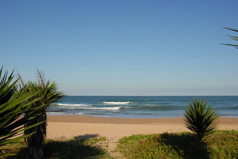 <strong><a href="https://www.booking.com/searchresults.pt-br.html?aid=332455&sid=605c56653290b80351df808102ac423d&sb=1&src=index&src_elem=sb&error_url=https%3A%2F%2Fwww.booking.com%2Findex.pt-br.html%3Faid%3D332455%3Bsid%3D605c56653290b80351df808102ac423d%3Bsb_price_type%3Dtotal%26%3B&ss=B%C3%BAzios%2C+Estado+do+Rio+de+Janeiro%2C+Brasil&checkin_monthday=&checkin_month=&checkin_year=&checkout_monthday=&checkout_month=&checkout_year=&no_rooms=1&group_adults=2&group_children=0&b_h4u_keep_filters=&from_sf=1&ss_raw=B%C3%BAzios&ac_position=0&ac_langcode=xb&dest_id=-626254&dest_type=city&place_id_lat=-22.755422&place_id_lon=-41.887682&search_pageview_id=af308f3da292006d&search_selected=true&search_pageview_id=af308f3da292006d&ac_suggestion_list_length=5&ac_suggestion_theme_list_length=0" target="_blank" rel="noopener">Búzios</a> — <a href="https://www.booking.com/searchresults.pt-br.html?aid=332455&sid=605c56653290b80351df808102ac423d&sb=1&src=index&src_elem=sb&error_url=https%3A%2F%2Fwww.booking.com%2Findex.pt-br.html%3Faid%3D332455%3Bsid%3D605c56653290b80351df808102ac423d%3Bsb_price_type%3Dtotal%26%3B&ss=Praia+de+Tucuns%2C+B%C3%BAzios%2C+Estado+do+Rio+de+Janeiro%2C+Brasil&checkin_monthday=&checkin_month=&checkin_year=&checkout_monthday=&checkout_month=&checkout_year=&no_rooms=1&group_adults=2&group_children=0&map=1&b_h4u_keep_filters=&from_sf=1&ss_raw=Praia+Tucuns%C2%A0&ac_position=0&ac_langcode=xb&dest_id=248326&dest_type=landmark&place_id_lat=-22.793213571014&place_id_lon=-41.9273471832275&search_pageview_id=98249044e2590067&search_selected=true&search_pageview_id=98249044e2590067&ac_suggestion_list_length=1&ac_suggestion_theme_list_length=0#map_closed" target="_blank" rel="noopener">Praia Tucuns </a></strong>Pouco movimentada, tem faixa de areia larga e fofa. O mar, de águas frias, tem ondas fortes. O nome é inspirado em um tipo de palmeira típica da região, a tucum. Acesso a partir do portal da cidade <strong><a href="https://www.booking.com/searchresults.pt-br.html?aid=332455&sid=605c56653290b80351df808102ac423d&sb=1&src=index&src_elem=sb&error_url=https%3A%2F%2Fwww.booking.com%2Findex.pt-br.html%3Faid%3D332455%3Bsid%3D605c56653290b80351df808102ac423d%3Bsb_price_type%3Dtotal%26%3B&ss=B%C3%BAzios%2C+Estado+do+Rio+de+Janeiro%2C+Brasil&checkin_monthday=&checkin_month=&checkin_year=&checkout_monthday=&checkout_month=&checkout_year=&no_rooms=1&group_adults=2&group_children=0&b_h4u_keep_filters=&from_sf=1&ss_raw=B%C3%BAzios&ac_position=0&ac_langcode=xb&dest_id=-626254&dest_type=city&place_id_lat=-22.755422&place_id_lon=-41.887682&search_pageview_id=af308f3da292006d&search_selected=true&search_pageview_id=af308f3da292006d&ac_suggestion_list_length=5&ac_suggestion_theme_list_length=0" target="_blank" rel="noopener">Búzios</a> — <a href="https://www.booking.com/searchresults.pt-br.html?aid=332455&sid=605c56653290b80351df808102ac423d&sb=1&src=index&src_elem=sb&error_url=https%3A%2F%2Fwww.booking.com%2Findex.pt-br.html%3Faid%3D332455%3Bsid%3D605c56653290b80351df808102ac423d%3Bsb_price_type%3Dtotal%26%3B&ss=Praia+de+Tucuns%2C+B%C3%BAzios%2C+Estado+do+Rio+de+Janeiro%2C+Brasil&checkin_monthday=&checkin_month=&checkin_year=&checkout_monthday=&checkout_month=&checkout_year=&no_rooms=1&group_adults=2&group_children=0&map=1&b_h4u_keep_filters=&from_sf=1&ss_raw=Praia+Tucuns%C2%A0&ac_position=0&ac_langcode=xb&dest_id=248326&dest_type=landmark&place_id_lat=-22.793213571014&place_id_lon=-41.9273471832275&search_pageview_id=98249044e2590067&search_selected=true&search_pageview_id=98249044e2590067&ac_suggestion_list_length=1&ac_suggestion_theme_list_length=0#map_closed" target="_blank" rel="noopener">Praia Tucuns </a></strong>Pouco movimentada, tem faixa de areia larga e fofa. O mar, de águas frias, tem ondas fortes. O nome é inspirado em um tipo de palmeira típica da região, a tucum. Acesso a partir do portal da cidade