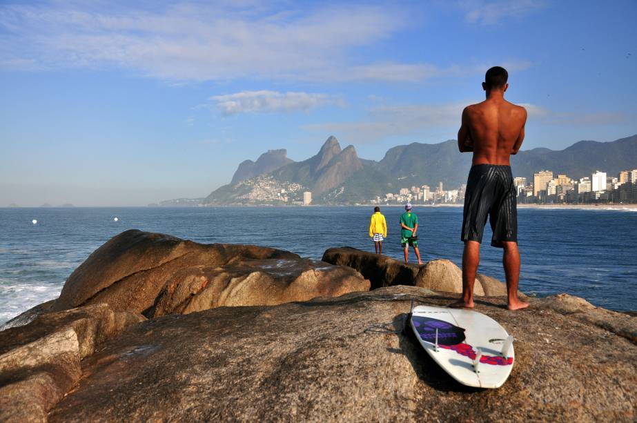 Extensão da Praia de Ipanema, a Praia do Arpoador ganhou fama como palco para ver o pôr do sol