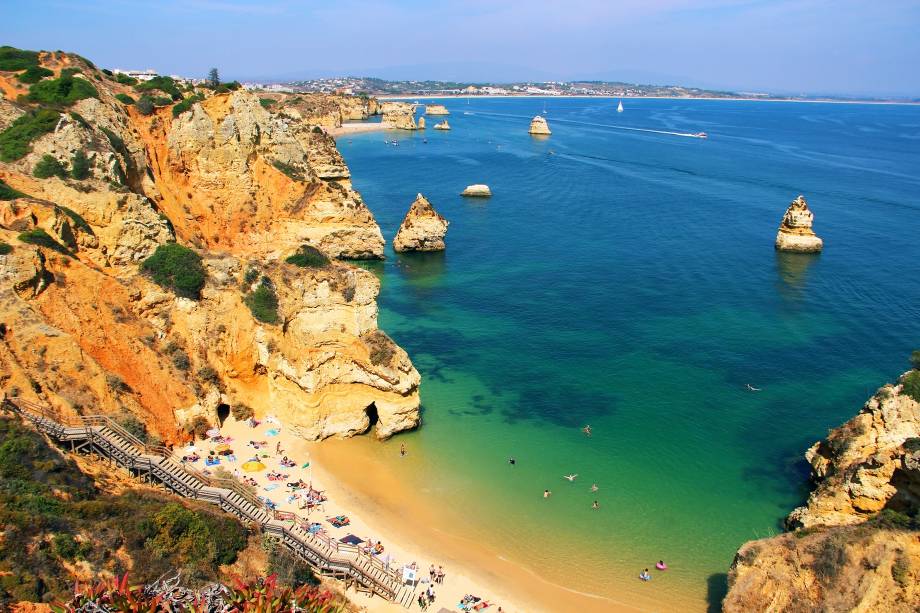 Escavadas pelo mar, suas ricas e intricadas falésias e grutas são os tesouros dessa praia que, apesar de pequena, é grande em beleza. E ainda é possível realizar passeios de barco pelas cavernas e prainhas da região!