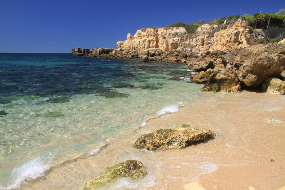 Característicos paredões rochosos de nove metros de altura – que lembram um castelo e dão nome à praia – contornam os 200 metros de areia da praia. Mas ela não é só isso. Outras várias praias satélites e enseadas enriquecem a região. Ruínas de um forte, construído no século 16 para deter piratas africanos, também são uma atração à parte