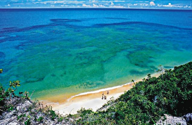 <a href="https://viajeaqui.abril.com.br/estabelecimentos/br-ba-praia-do-espelho-atracao-praia-do-espelho" target="_blank" rel="noopener"><strong>Praia do Espelho (BA) </strong></a> Já entrou no ranking do GUIA QUATRO RODAS das praias mais belas do Brasil por vezes consecutivas. A praia reúne todos os elementos que a transformam em um paraíso: águas mornas, tranquilas e limpas, falésias e uma boa estrutura para turistas. É possível fazer um bate-volta partindo de Trancoso ou de Porto Seguro <a href="https://www.booking.com/city/br/praia-do-espelho.pt-br.html?aid=332455&label=viagemabril-voltapelobrasil" target="_blank" rel="noopener"><em>Veja hotéis na Praia do Espelho no booking.com</em></a> <a href="https://viajeaqui.abril.com.br/estabelecimentos/br-ba-praia-do-espelho-atracao-praia-do-espelho" target="_blank" rel="noopener"><strong>Praia do Espelho (BA) </strong></a> Já entrou no ranking do GUIA QUATRO RODAS das praias mais belas do Brasil por vezes consecutivas. A praia reúne todos os elementos que a transformam em um paraíso: águas mornas, tranquilas e limpas, falésias e uma boa estrutura para turistas. É possível fazer um bate-volta partindo de Trancoso ou de Porto Seguro <a href="https://www.booking.com/city/br/praia-do-espelho.pt-br.html?aid=332455&label=viagemabril-voltapelobrasil" target="_blank" rel="noopener"><em>Veja hotéis na Praia do Espelho no booking.com</em></a>