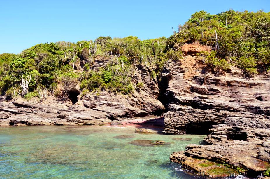 <strong><a href="https://www.booking.com/searchresults.pt-br.html?aid=332455&sid=605c56653290b80351df808102ac423d&sb=1&src=index&src_elem=sb&error_url=https%3A%2F%2Fwww.booking.com%2Findex.pt-br.html%3Faid%3D332455%3Bsid%3D605c56653290b80351df808102ac423d%3Bsb_price_type%3Dtotal%26%3B&ss=B%C3%BAzios%2C+Estado+do+Rio+de+Janeiro%2C+Brasil&checkin_monthday=&checkin_month=&checkin_year=&checkout_monthday=&checkout_month=&checkout_year=&no_rooms=1&group_adults=2&group_children=0&b_h4u_keep_filters=&from_sf=1&ss_raw=B%C3%BAzios&ac_position=0&ac_langcode=xb&dest_id=-626254&dest_type=city&place_id_lat=-22.755422&place_id_lon=-41.887682&search_pageview_id=af308f3da292006d&search_selected=true&search_pageview_id=af308f3da292006d&ac_suggestion_list_length=5&ac_suggestion_theme_list_length=0" target="_blank" rel="noopener">Búzios</a> </strong><strong>—</strong><strong> </strong><strong><a href="https://www.booking.com/searchresults.pt-br.html?aid=332455&sid=605c56653290b80351df808102ac423d&sb=1&src=index&src_elem=sb&error_url=https%3A%2F%2Fwww.booking.com%2Findex.pt-br.html%3Faid%3D332455%3Bsid%3D605c56653290b80351df808102ac423d%3Bsb_price_type%3Dtotal%26%3B&ss=Praia+do+Forno%2C+Arraial+do+Cabo%2C+Estado+do+Rio+de+Janeiro%2C+Brasil&checkin_monthday=&checkin_month=&checkin_year=&checkout_monthday=&checkout_month=&checkout_year=&no_rooms=1&group_adults=2&group_children=0&map=1&b_h4u_keep_filters=&from_sf=1&ss_raw=Praia+do+Forno&ac_position=0&ac_langcode=xb&dest_id=233274&dest_type=landmark&place_id_lat=-22.9677582737235&place_id_lon=-42.0161819458008&search_pageview_id=32f590809b9401b1&search_selected=true&search_pageview_id=32f590809b9401b1&ac_suggestion_list_length=5&ac_suggestion_theme_list_length=0#map_opened" target="_blank" rel="noopener">Praia do Forno</a> (Forninho)</strong> Com águas de tons esverdeados e muito calmas, a praia é um dos melhores pontos de mergulho da região. Ela possui uma imensa quantidade de pedras que formam piscinas naturais. Uma curiosidade: o Forninho que dá nome à praia diz respeito à areia avermelhada e com alta concentração de ferro, que acaba esquentando muito com a radiação solar. Ou seja: nunca se esqueça do chinelo por aqui! <strong><a href="https://www.booking.com/searchresults.pt-br.html?aid=332455&sid=605c56653290b80351df808102ac423d&sb=1&src=index&src_elem=sb&error_url=https%3A%2F%2Fwww.booking.com%2Findex.pt-br.html%3Faid%3D332455%3Bsid%3D605c56653290b80351df808102ac423d%3Bsb_price_type%3Dtotal%26%3B&ss=B%C3%BAzios%2C+Estado+do+Rio+de+Janeiro%2C+Brasil&checkin_monthday=&checkin_month=&checkin_year=&checkout_monthday=&checkout_month=&checkout_year=&no_rooms=1&group_adults=2&group_children=0&b_h4u_keep_filters=&from_sf=1&ss_raw=B%C3%BAzios&ac_position=0&ac_langcode=xb&dest_id=-626254&dest_type=city&place_id_lat=-22.755422&place_id_lon=-41.887682&search_pageview_id=af308f3da292006d&search_selected=true&search_pageview_id=af308f3da292006d&ac_suggestion_list_length=5&ac_suggestion_theme_list_length=0" target="_blank" rel="noopener">Búzios</a> </strong><strong>—</strong><strong> </strong><strong><a href="https://www.booking.com/searchresults.pt-br.html?aid=332455&sid=605c56653290b80351df808102ac423d&sb=1&src=index&src_elem=sb&error_url=https%3A%2F%2Fwww.booking.com%2Findex.pt-br.html%3Faid%3D332455%3Bsid%3D605c56653290b80351df808102ac423d%3Bsb_price_type%3Dtotal%26%3B&ss=Praia+do+Forno%2C+Arraial+do+Cabo%2C+Estado+do+Rio+de+Janeiro%2C+Brasil&checkin_monthday=&checkin_month=&checkin_year=&checkout_monthday=&checkout_month=&checkout_year=&no_rooms=1&group_adults=2&group_children=0&map=1&b_h4u_keep_filters=&from_sf=1&ss_raw=Praia+do+Forno&ac_position=0&ac_langcode=xb&dest_id=233274&dest_type=landmark&place_id_lat=-22.9677582737235&place_id_lon=-42.0161819458008&search_pageview_id=32f590809b9401b1&search_selected=true&search_pageview_id=32f590809b9401b1&ac_suggestion_list_length=5&ac_suggestion_theme_list_length=0#map_opened" target="_blank" rel="noopener">Praia do Forno</a> (Forninho)</strong> Com águas de tons esverdeados e muito calmas, a praia é um dos melhores pontos de mergulho da região. Ela possui uma imensa quantidade de pedras que formam piscinas naturais. Uma curiosidade: o Forninho que dá nome à praia diz respeito à areia avermelhada e com alta concentração de ferro, que acaba esquentando muito com a radiação solar. Ou seja: nunca se esqueça do chinelo por aqui!