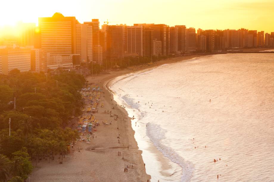 <strong><a href="https://viajeaqui.abril.com.br/estabelecimentos/br-ce-fortaleza-atracao-praia-do-futuro" target="_blank">Praia do Futuro</a> – <a href="https://viajeaqui.abril.com.br/cidades/br-ce-fortaleza" target="_blank">Fortaleza (CE)</a></strong>